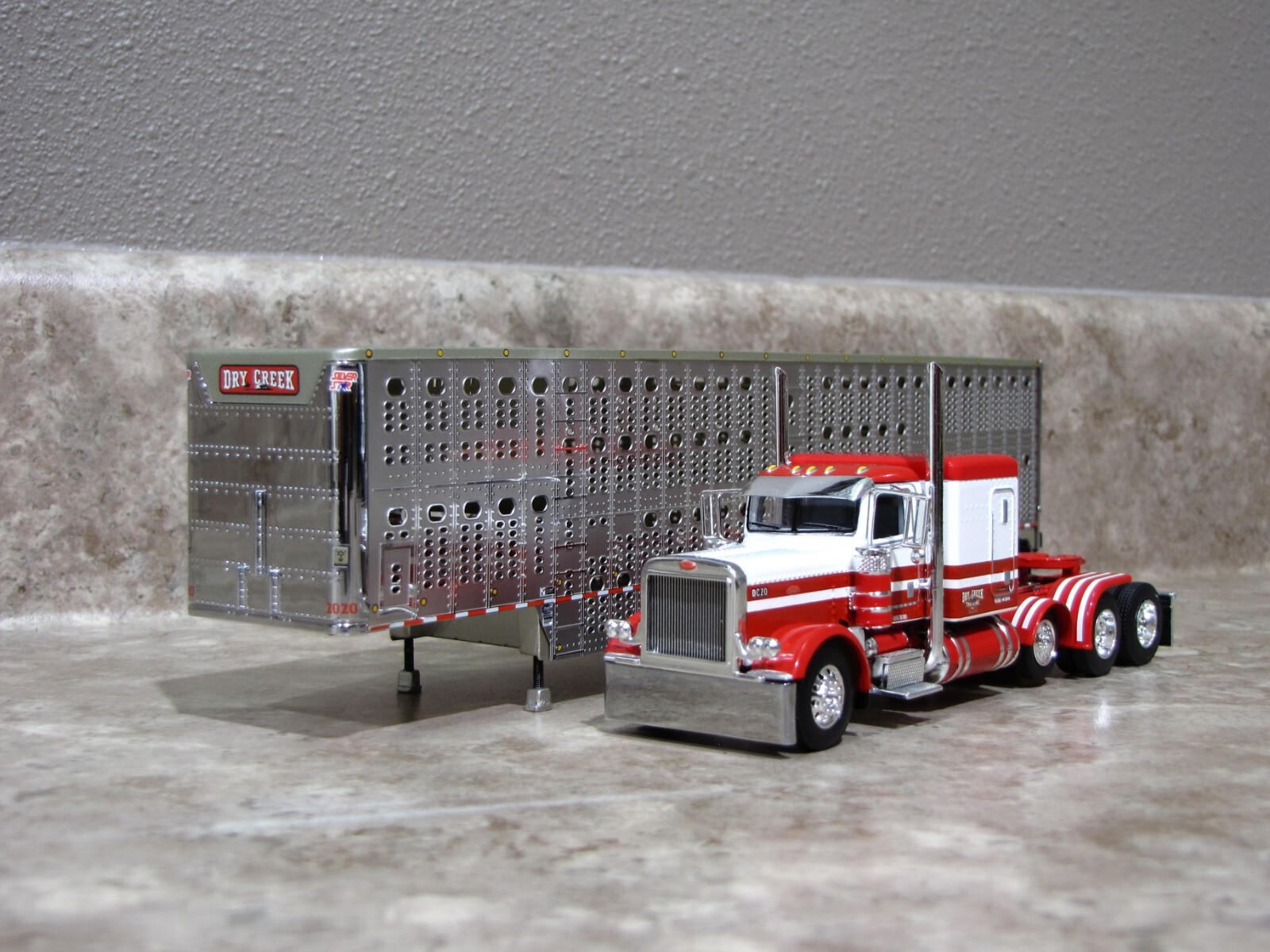 DCP 1/64 Dry Creek Red White Tri-Axle Peterbilt 389 Wilson Livestock 60-1050