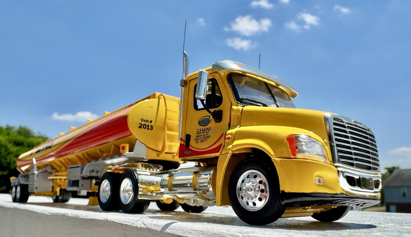 Tonkin 1/53 Loves Freightliner Cascadia Day Cab Fuel Tanker Semi Limited Edition