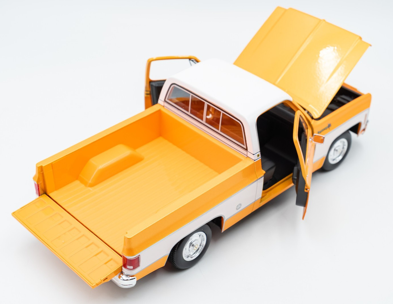 Maisto 1/18 Scale – 1974 Chevrolet C10 Cheyenne Super – Orange, White