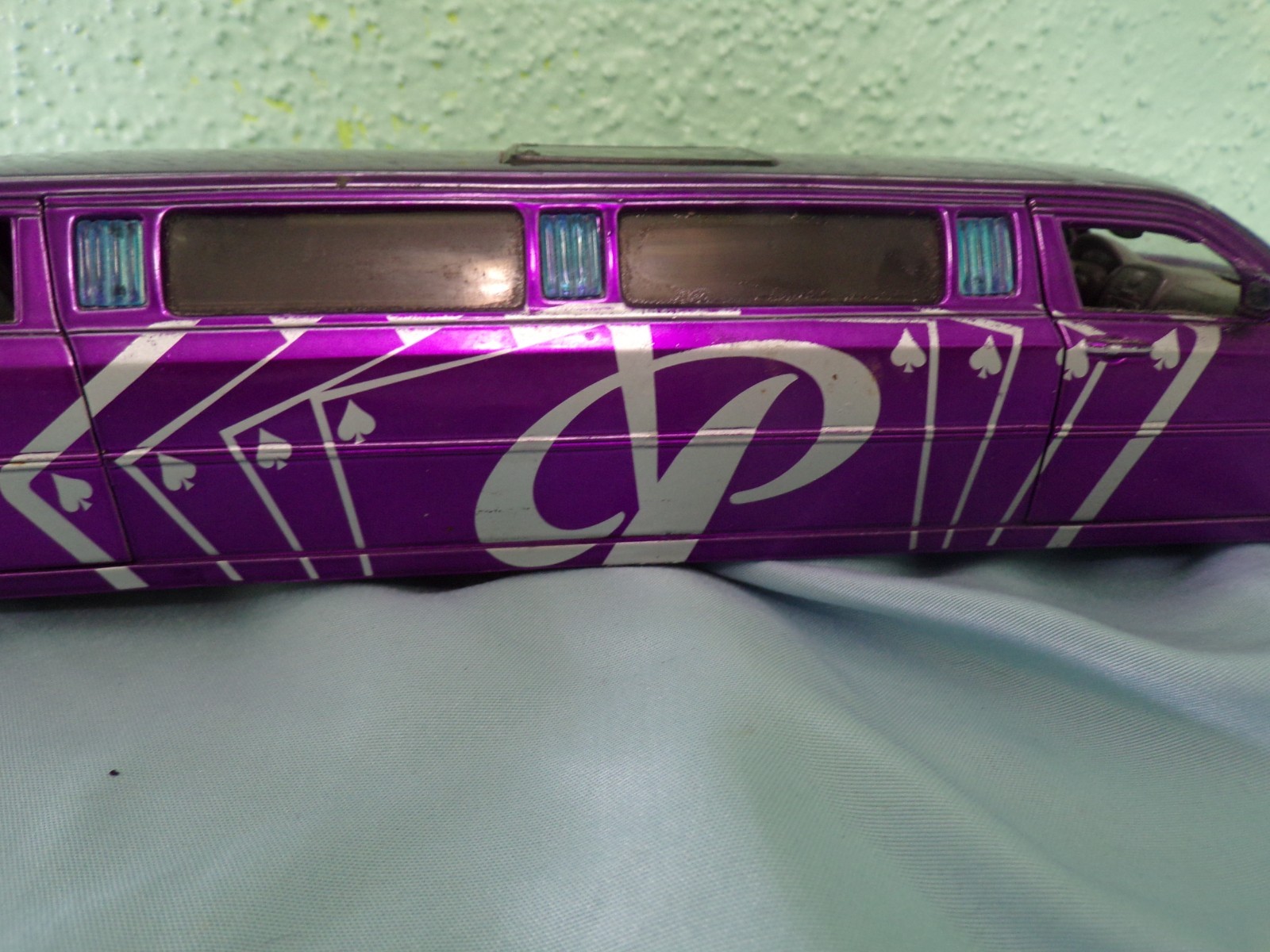 1/24 Maisto Playerz 2005 Chrysler 300C Hemi Limousine purple Silvers as is