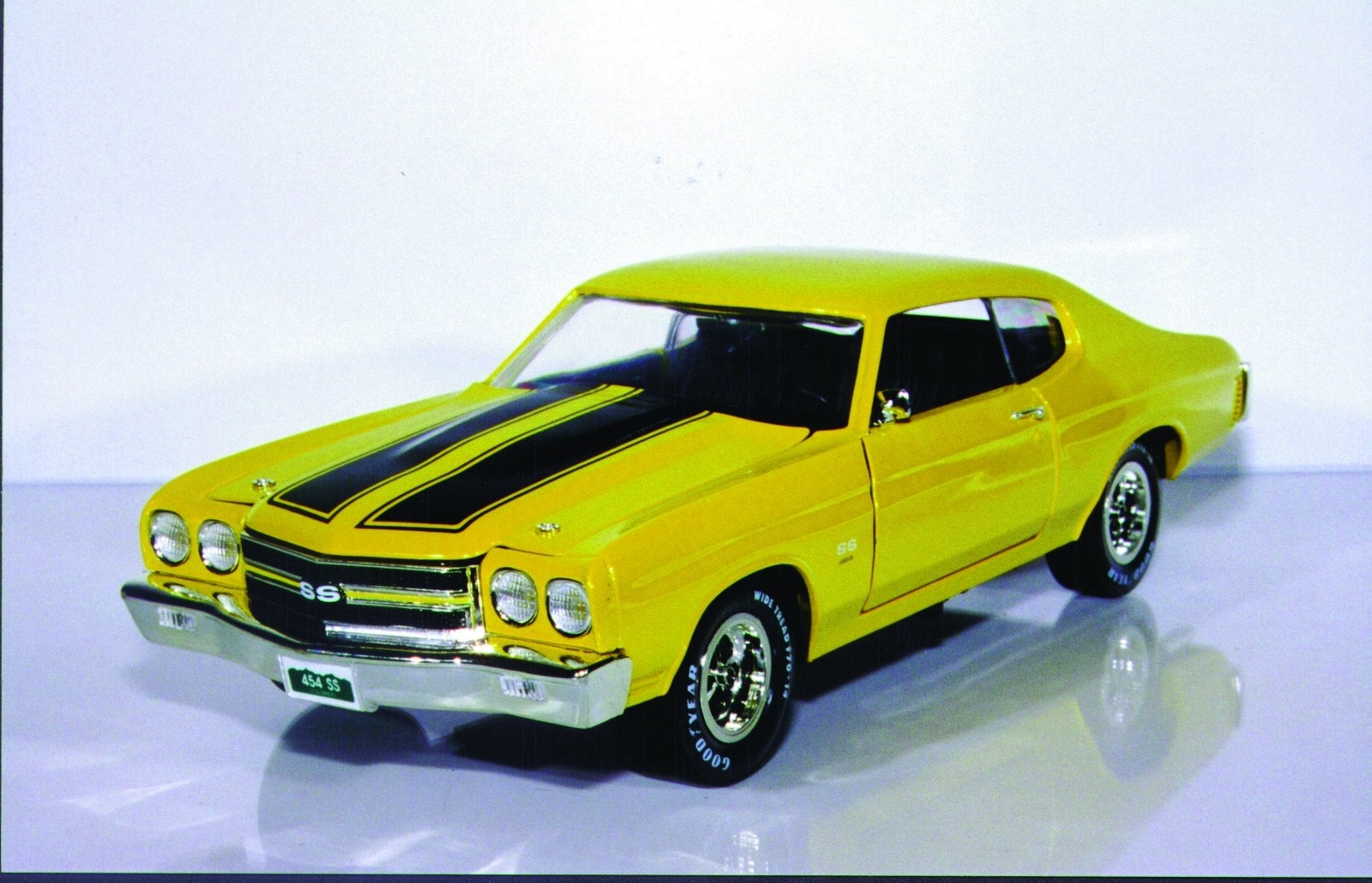 1:18 Ertl Chevy Chevelle ’70 SS 454 LS6 sunflower yellow, orange MIB