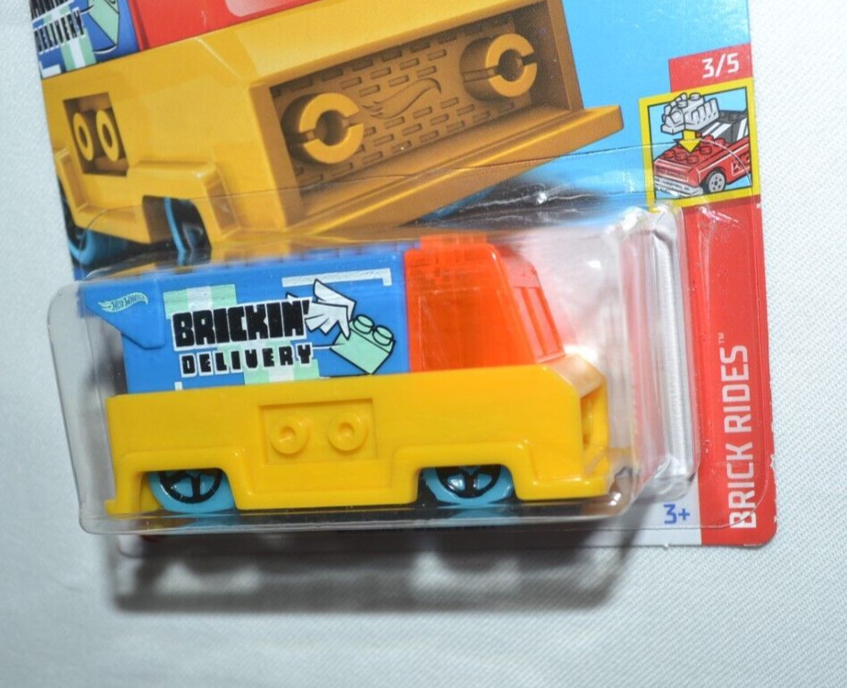 HOT WHEELS 2023 BRICK RIDES 3/5 – BRICKIN’ DELIVERY BLUE AND YELLOW