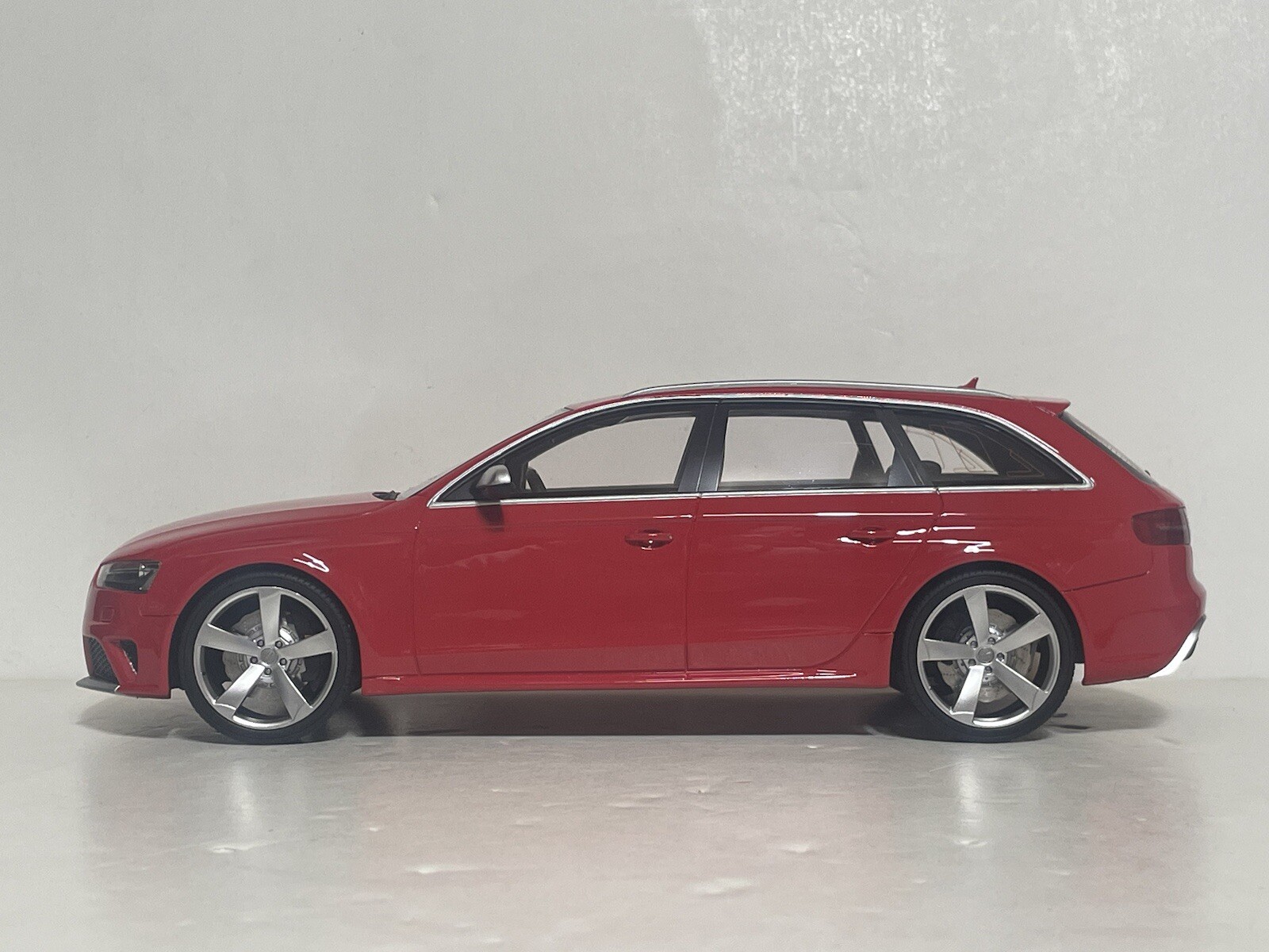GT Spirit 1/18 Audi (B8)RS4 Avant Red 2013(GT016A)