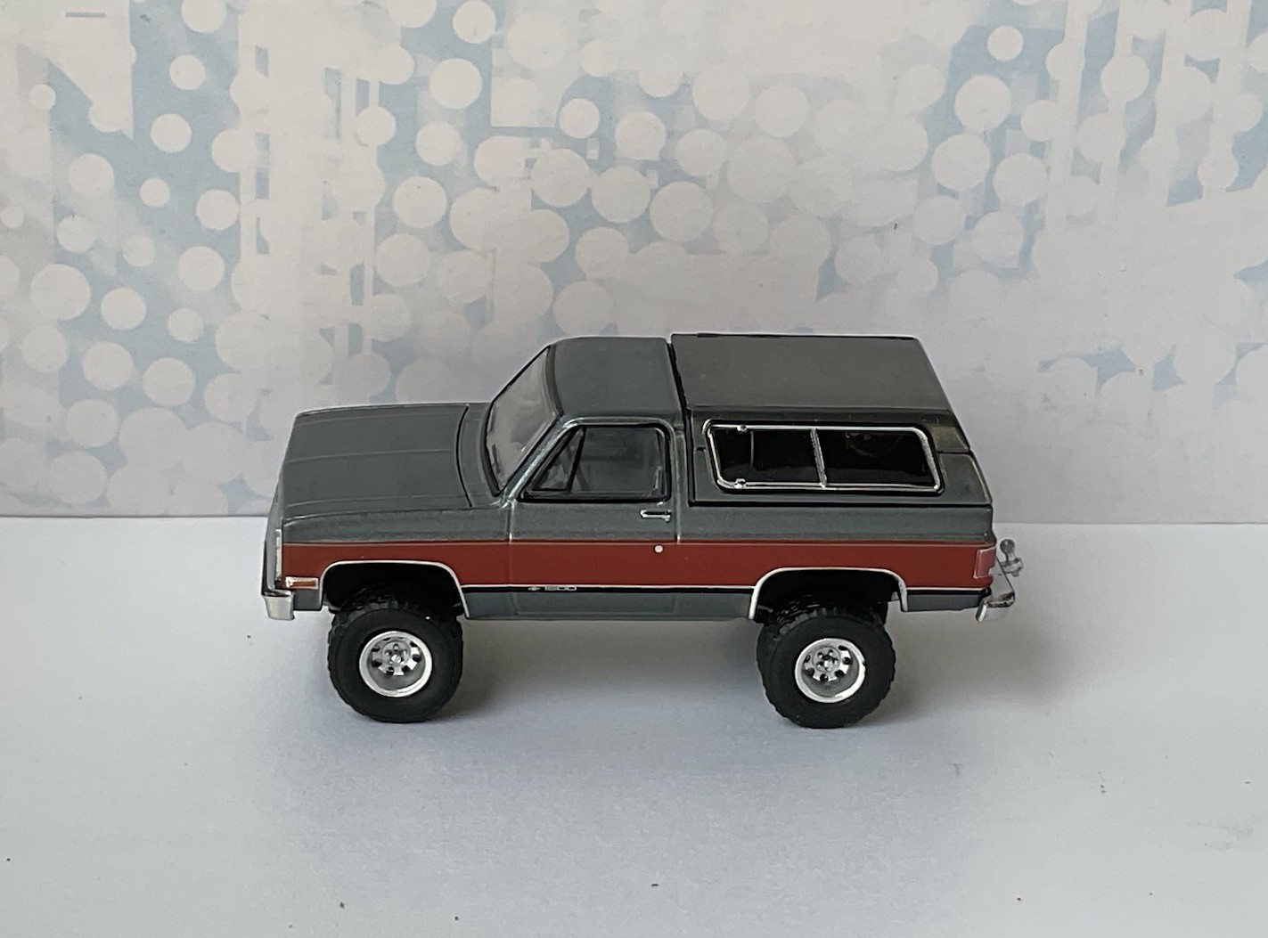Greenlight 1990 CHEVROLET KS BLAZER Lifted Gray / red REMOVABLE TOP Chevy