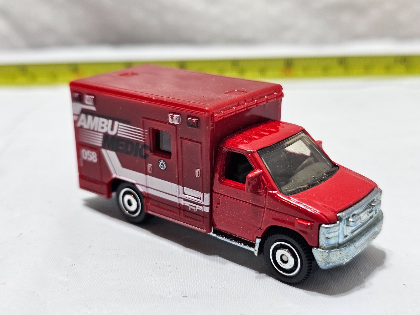 Matchbox Ford E-350 Ambulance 2009