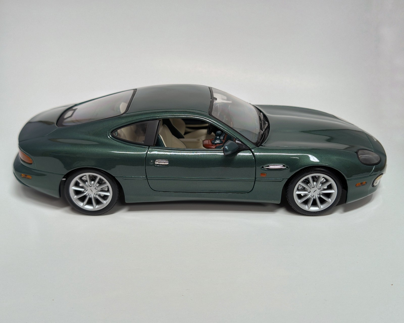 Maisto 1:18 Aston Martin DB7 Vantage Diecast Model Car – Metallic Green – Detail