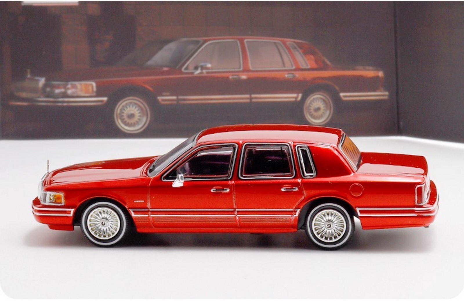 `MK 1/64 1992 Lincoln Town Car Red Diecast Car Model Toy Collector Gift