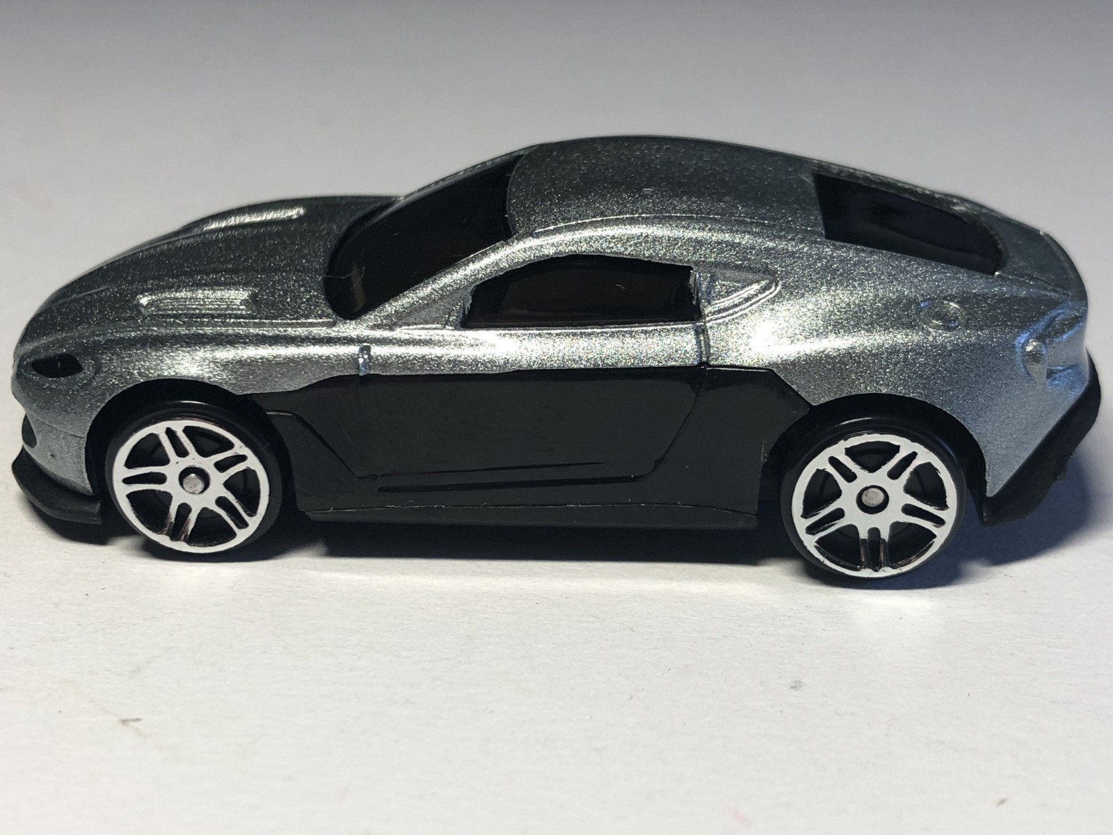 2.5 INCH 2006 Aston Martin DB9 Unibranded 1/64 Range Diecast MINT Loose