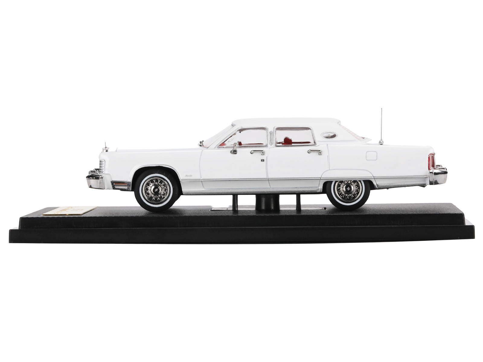 1979 LINCOLN CONTINENTAL TOWN CAR WHITE 1/64 DIECAST MODEL BY SUN STAR 60005