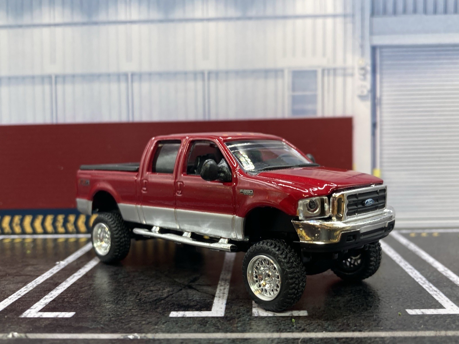 2004 Ford F-250 Super Duty Lifted 4×4 Truck 1/64 Diecast Custom Off Road Pickup