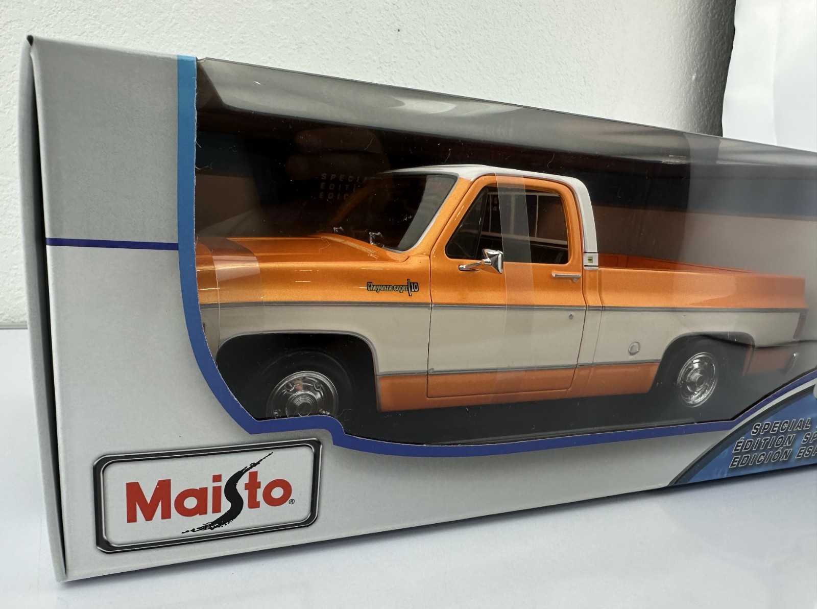 Maisto “1974 Chevrolet C10 Cheyenne Super” 1:18 scale. Diecast Model Car. New
