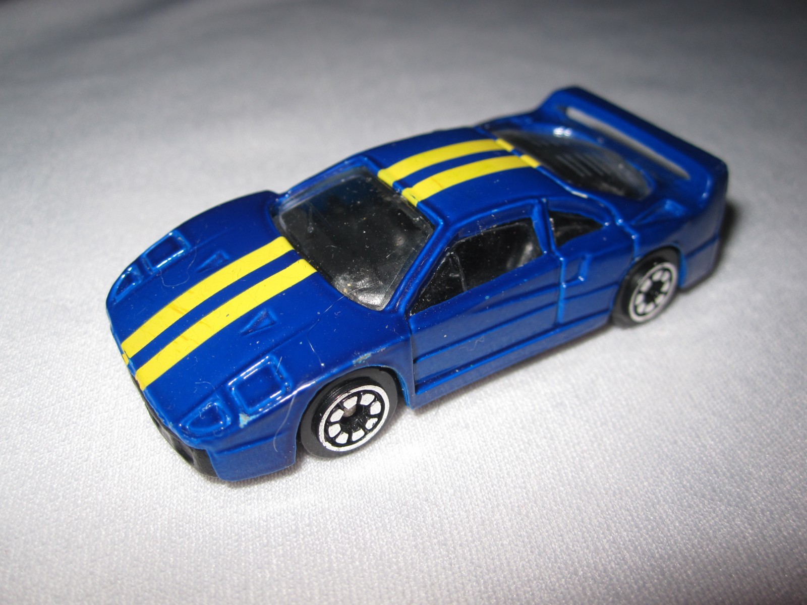 Diecast Ferrari F40 blue and yellow