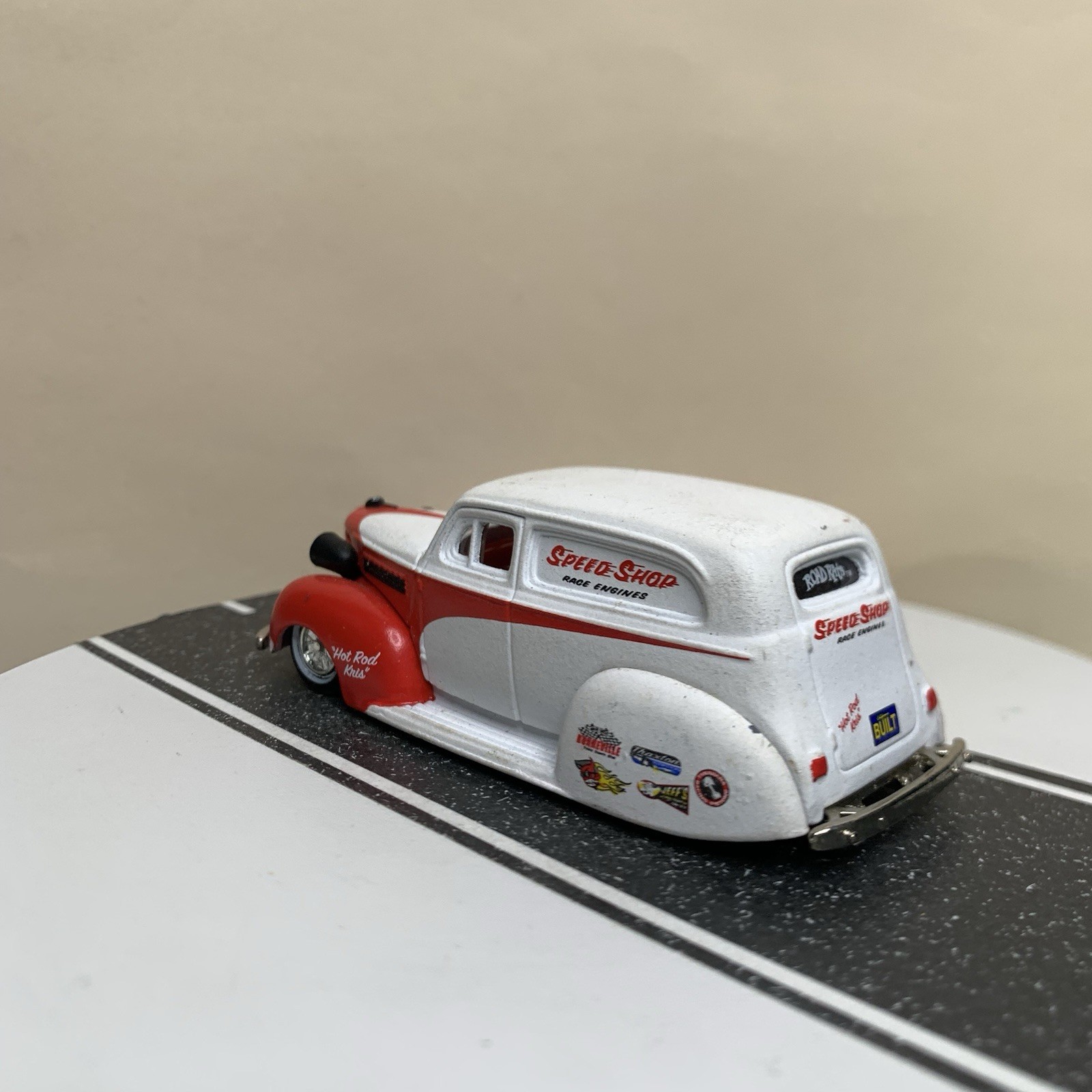 Jada Toys Road Rats Series 1939 Chevy Sedan Delivery Speed Shop White/Red 1:64