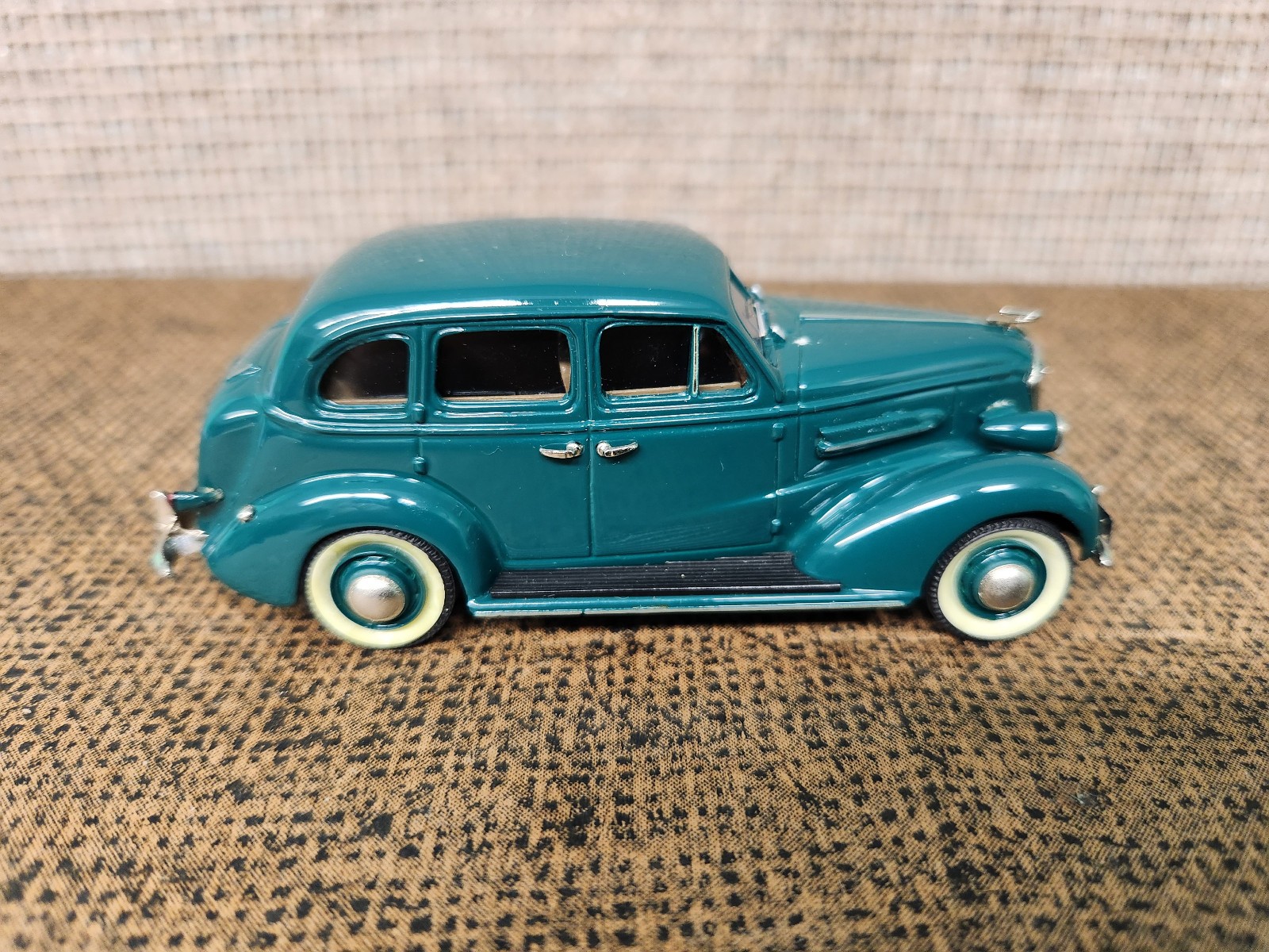 MADISON MODELS 1/43 DIECAST Nr 7 1937 CHEVROLET MASTER DE LUXE 4-DOOR SPORT SEDA