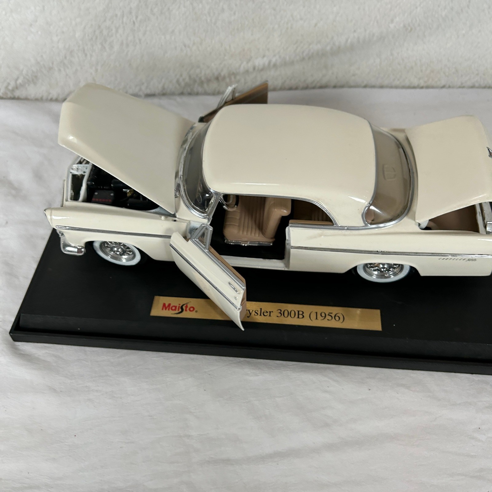 Maisto Chrysler 300B 1956 Cream 1:18 Scale Diecast Model Car with Display Stand