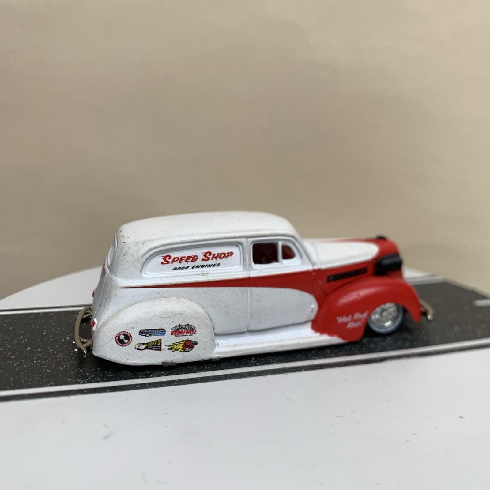 Jada Toys Road Rats Series 1939 Chevy Sedan Delivery Speed Shop White/Red 1:64