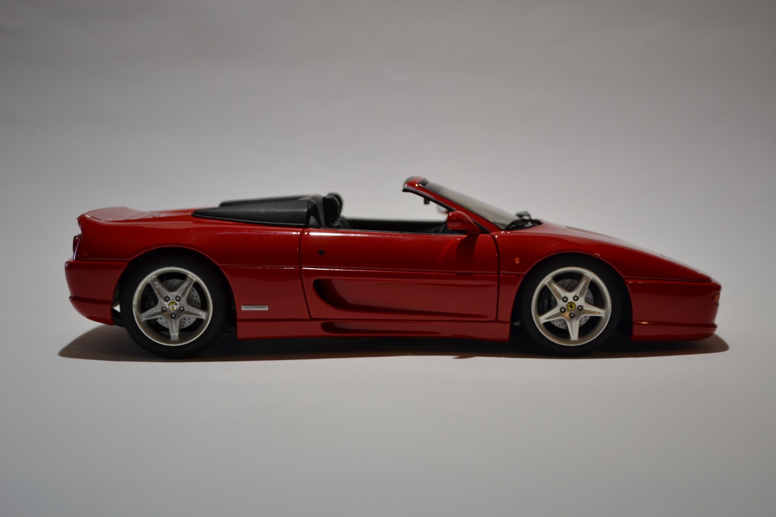 1/18 UT Models Ferrari 355 Spider Rosso Corsa No Box