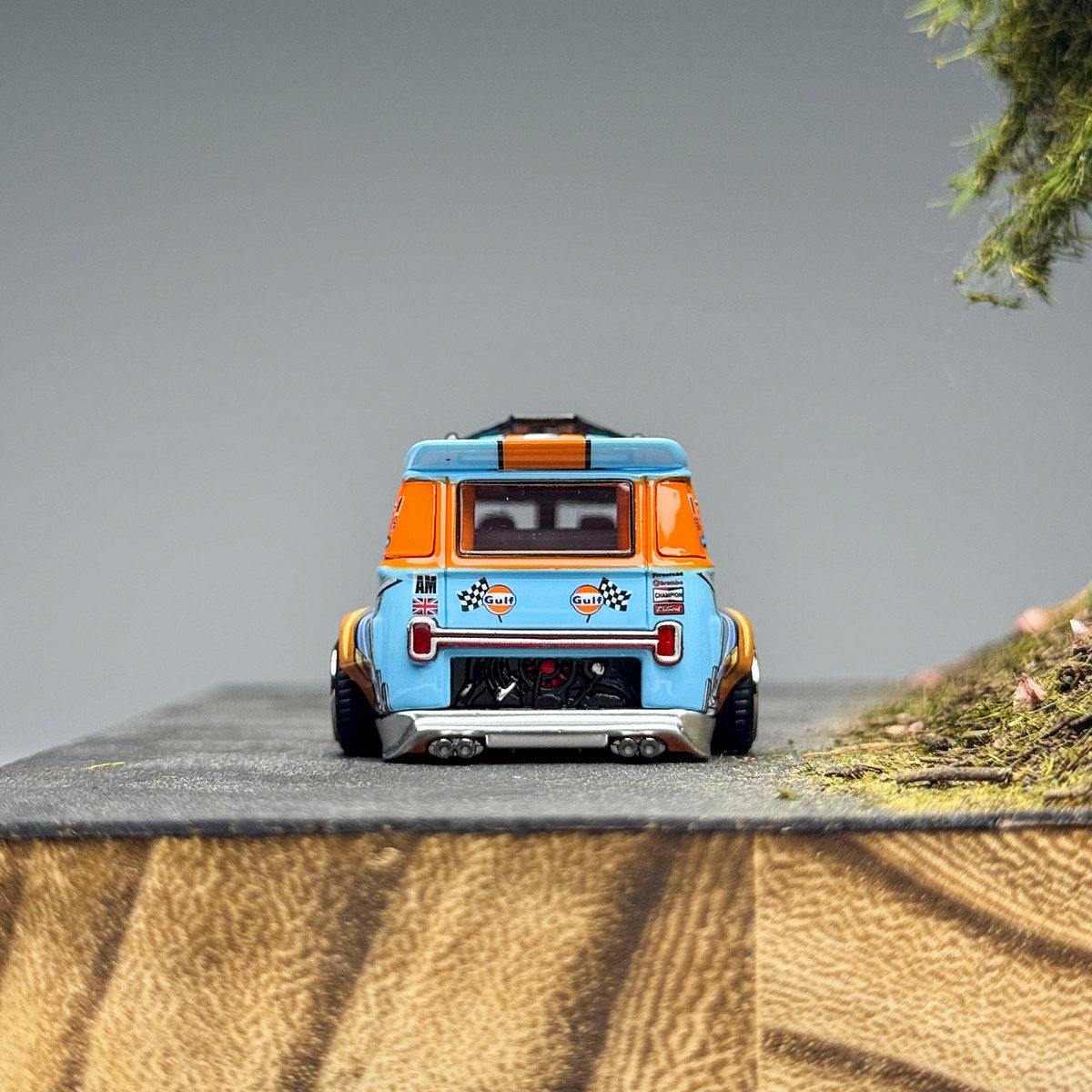 1:64 Gulf Livery T1 Bus Lowrider Diecast Alloy Collectible Van