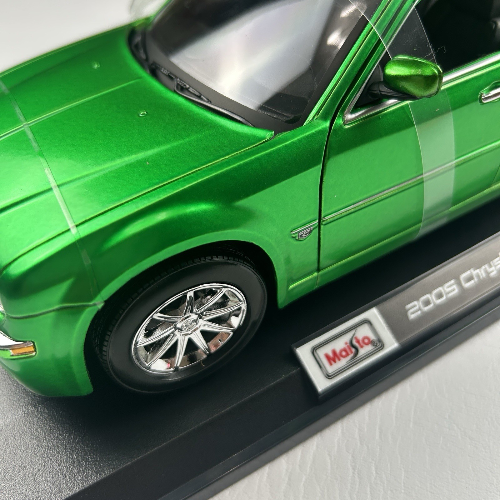2005 Chrysler HEMI 300C Green 1:18 Diecast Model Car Maisto Special Edition