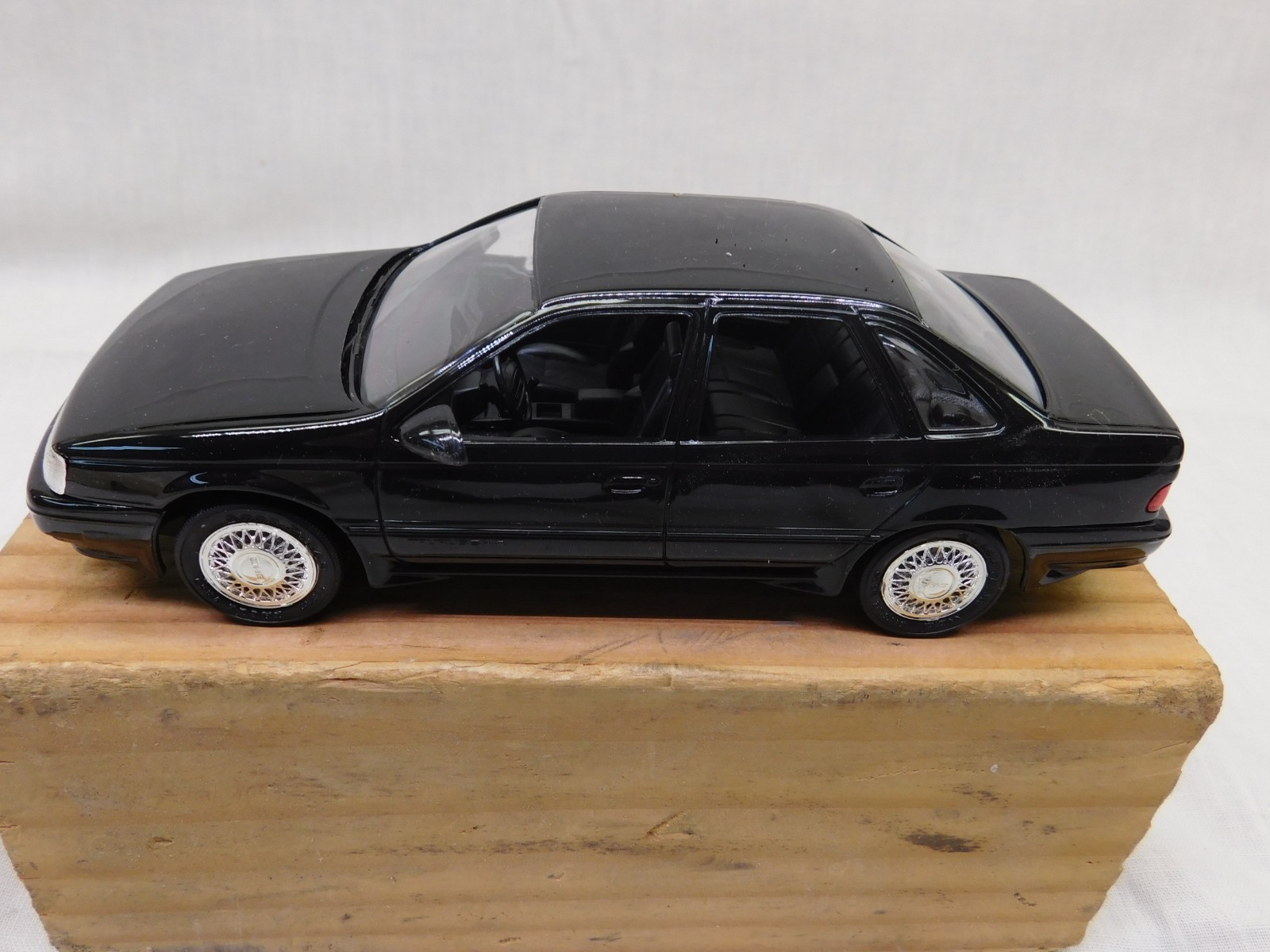 NEW AMT 1/25 SCALE 1990 FORD TAURUS SHO IN BLACK PROMO MODEL ERTL