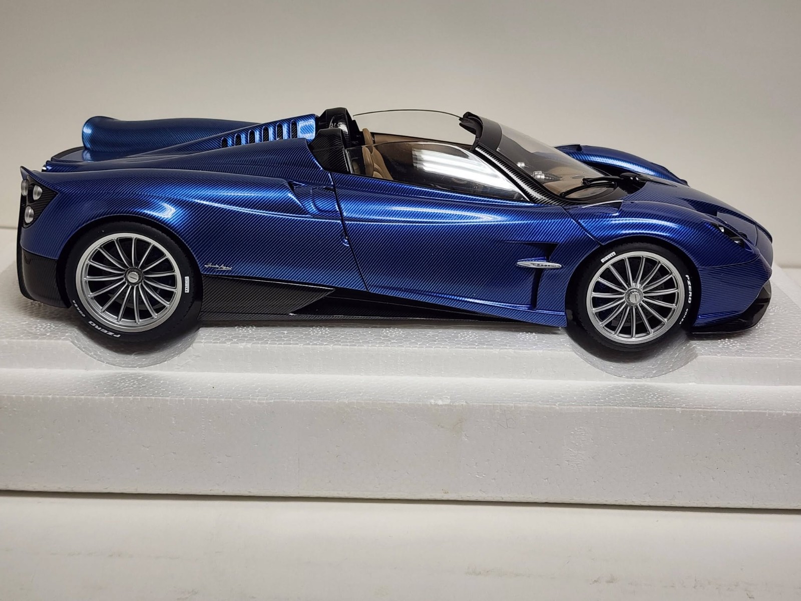 AUTOart 1:18 diecast car – Pagani Huayra Roadster (BLU Tricolore Carbon Fiber).