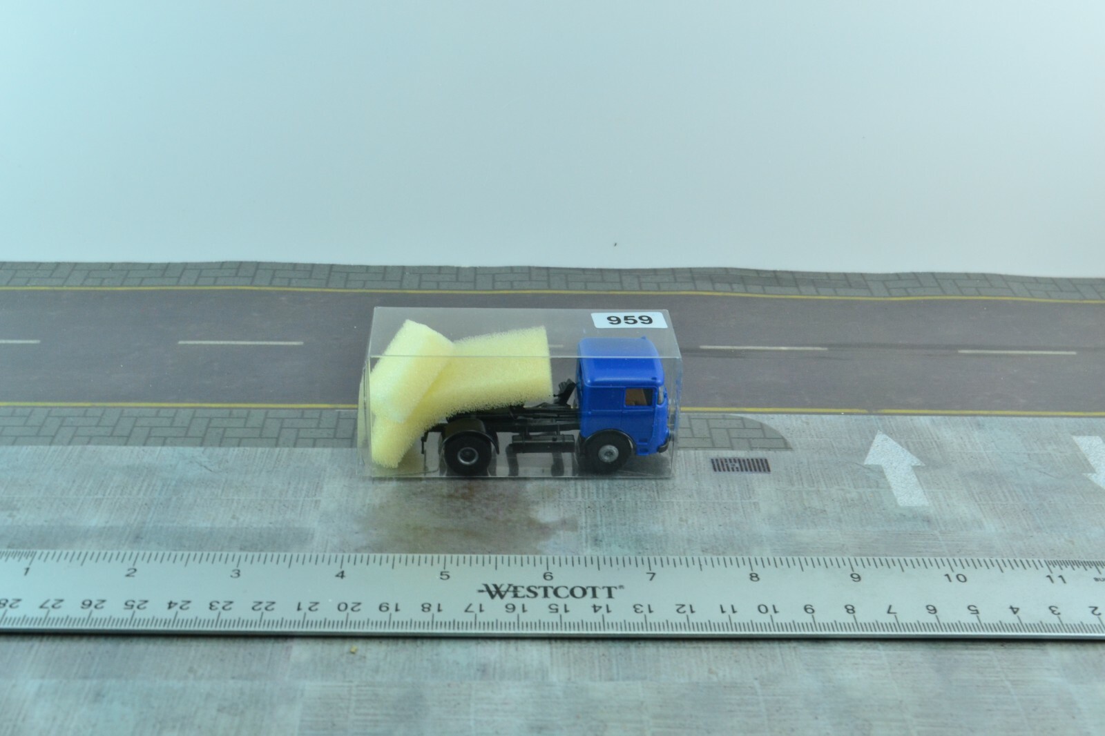 Brekina Old Timer Bussing Tractor Unit Truck Blue 1:87 (HO959)