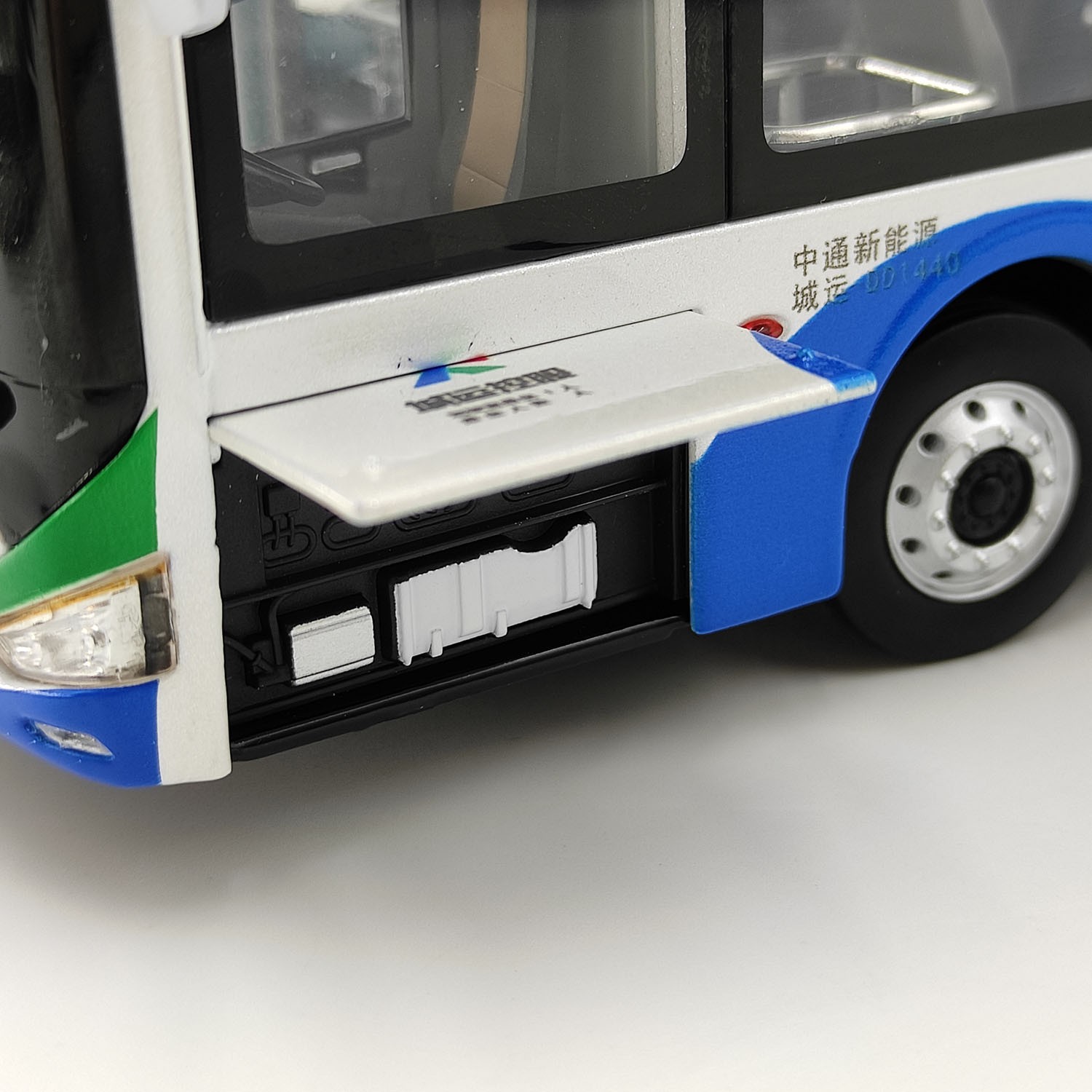 Original 1/43 Zhongtong Bus N12 LCK6126EVGRA1 Qingdao Bus Alloy Model