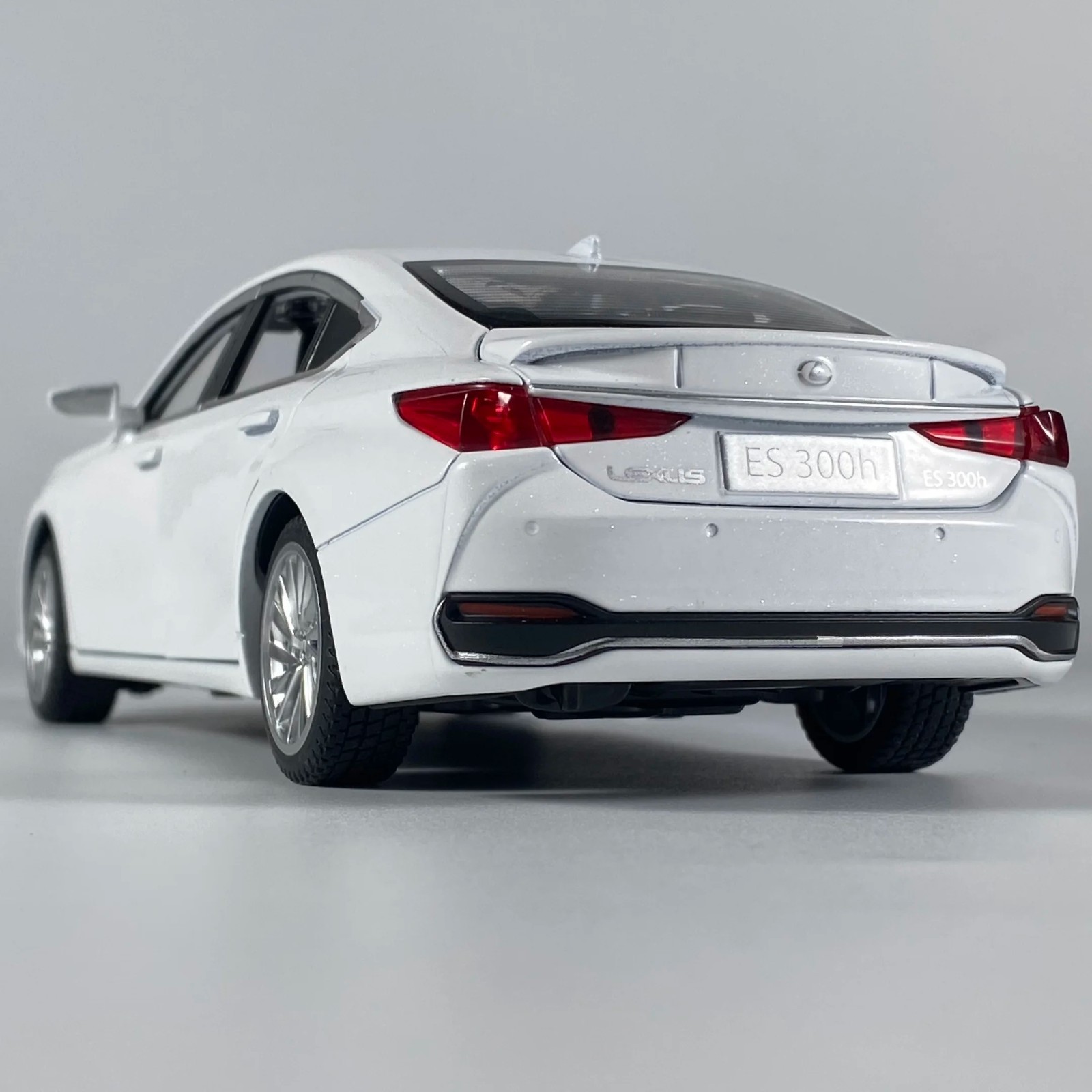1:24 Lexus ES300 ES300h Alloy Diecast Car Model Sound Light Kid’s Collectibles