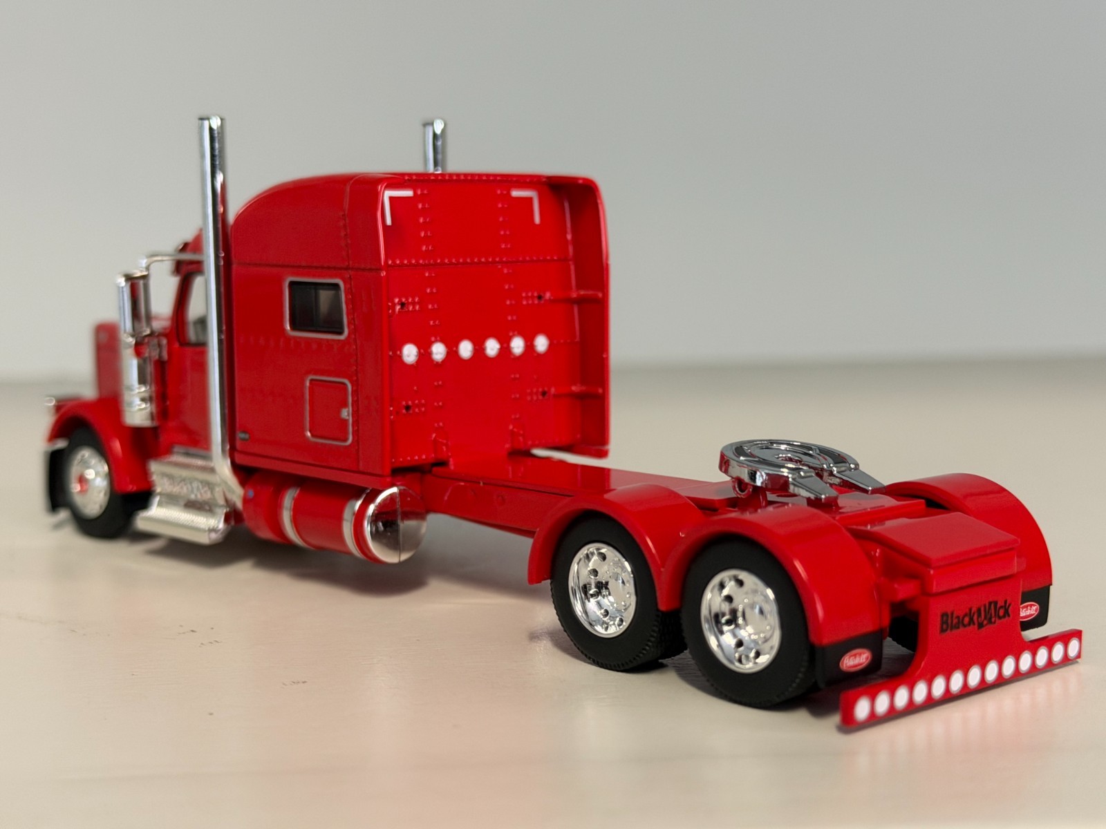 NEW 1/64 DCP PETERBILT RED 589 W/ 78″ SLEEPER SHOW PARTS BLACK JACK
