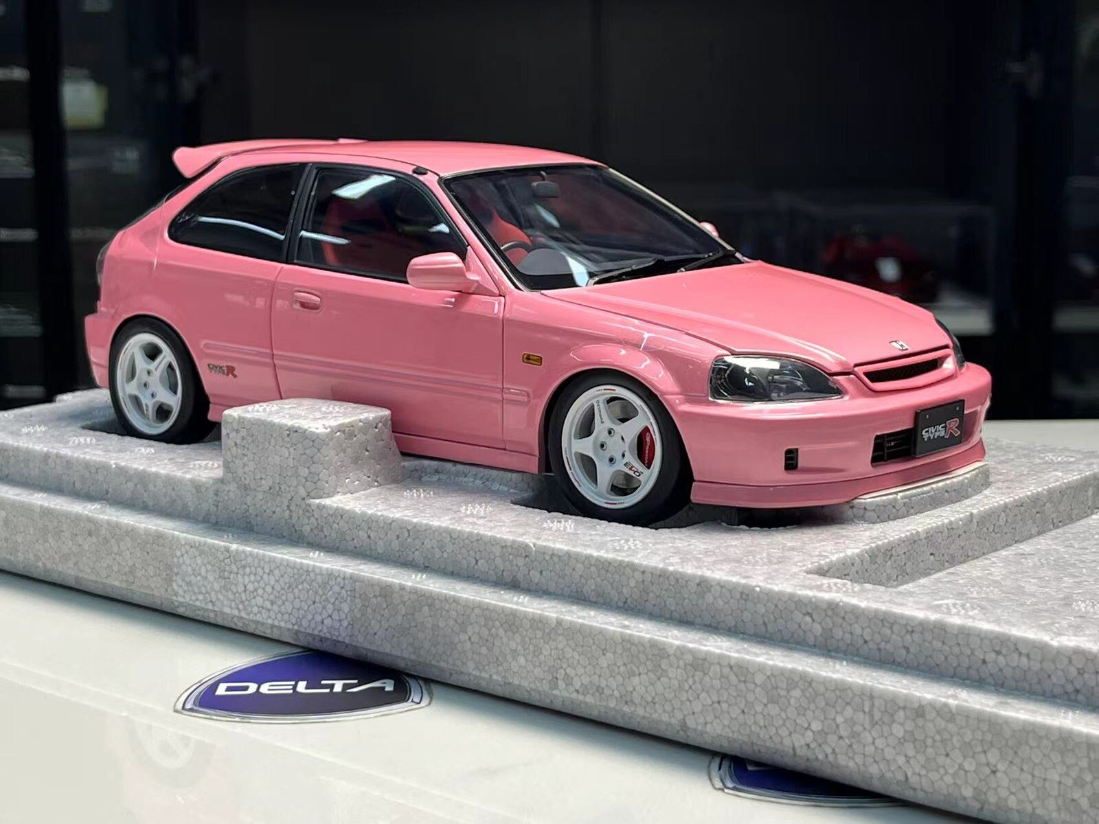 Motorhelix 1/18 honda civic type r EK9 In Light Pink