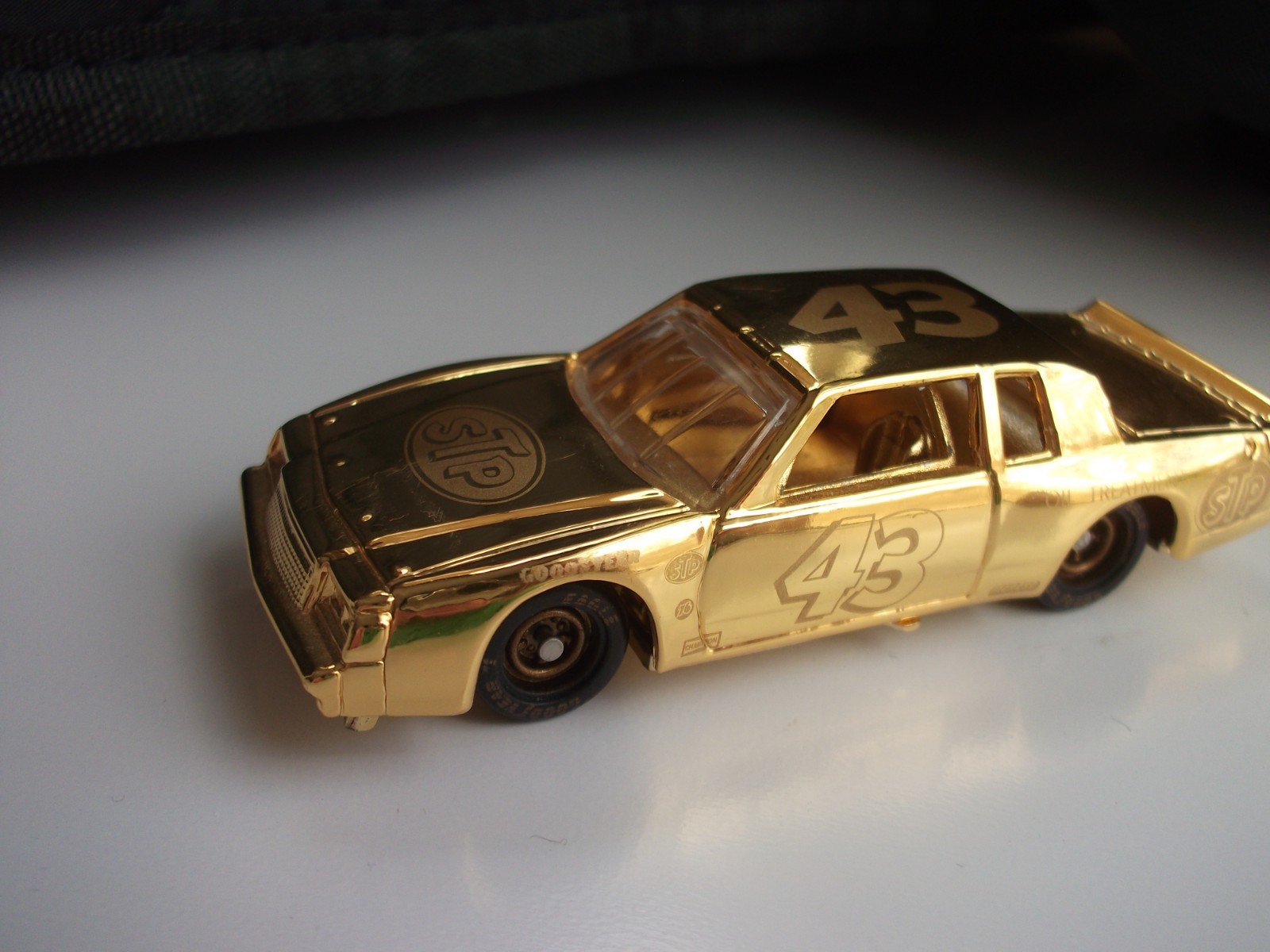 RICHARD PETTY VINTAGE 1981 BUICK REGAL RACING CHAMPIONS 1/64 24 KT. GOLD NASCAR