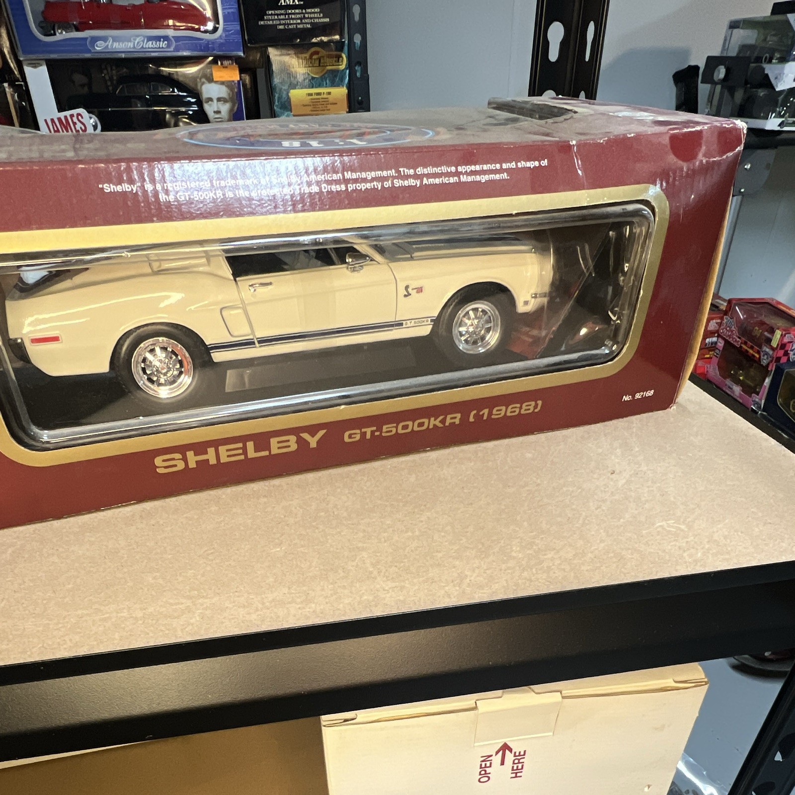 Road Legends 1968 Shelby GT-500KR 1:18 Diecast White/Blue Unopened Box