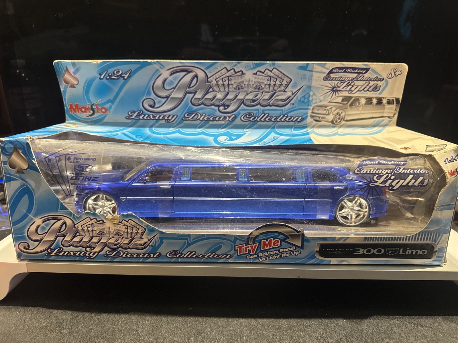 Maisto Playerz 2005 Chrysler 300C Hemi Limousine Blue 1/24