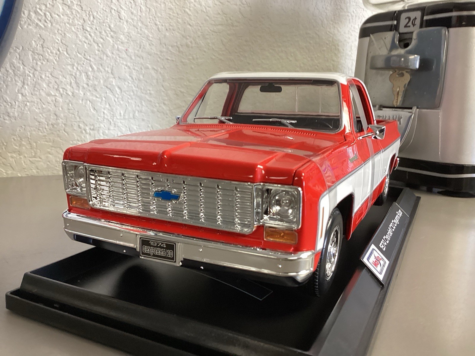 Maisto 1974 Chevrolet C/10 Cheyenne Super Red 1:18 Scale Special Edition Diecast