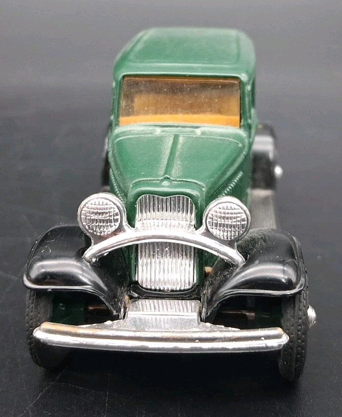 (B) Ertl Diecast 1932 Ford Panel Delivery Truck Perfection Oil Burning Stoves
