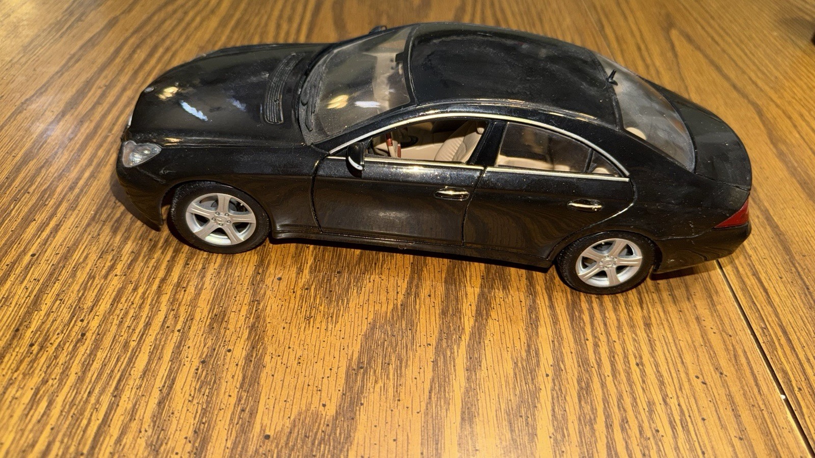 1:18 Maisto Mercedes-Benz CLS-Class (C219) Coupe – Black with Tan Interior