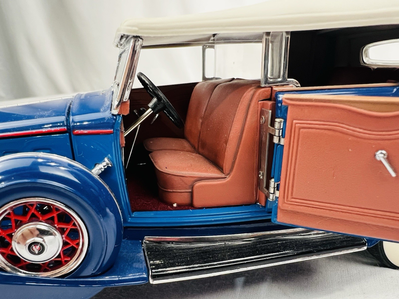 Franklin Mint 1932 Cadillac V16 – two-tone blue, NO TAG OR PAPER WORK