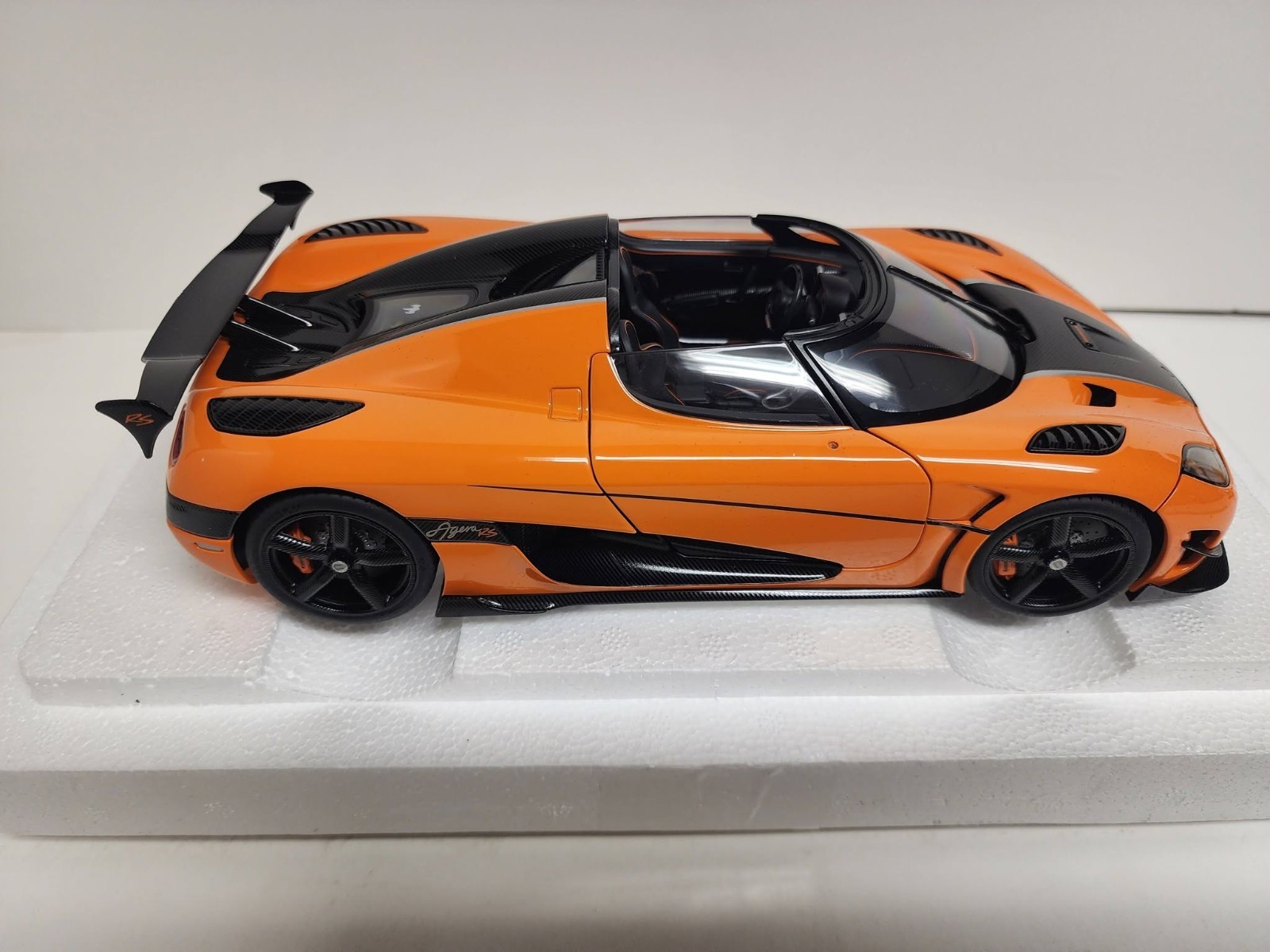 AUTOart: 1/18 autoart model car – Koenigsegg One 1 Agera RS, cone orange/black.