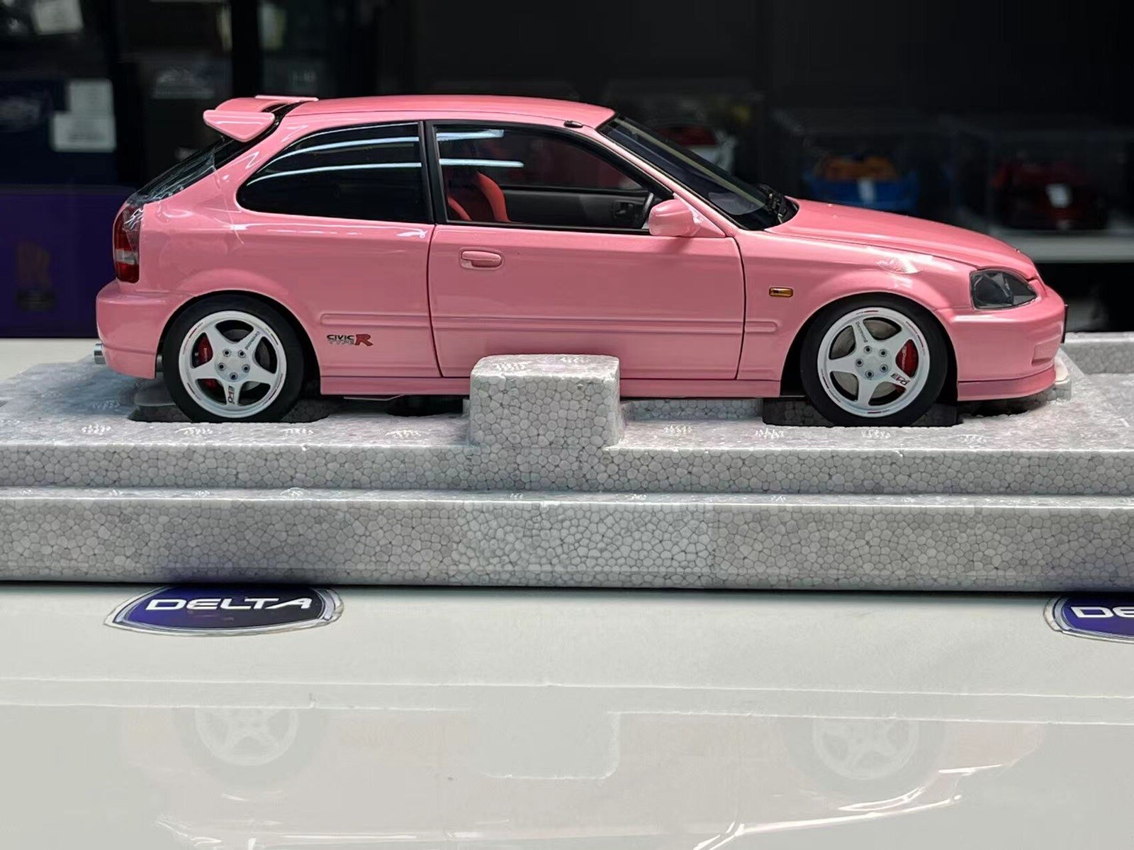 Motorhelix 1/18 honda civic type r EK9 In Light Pink