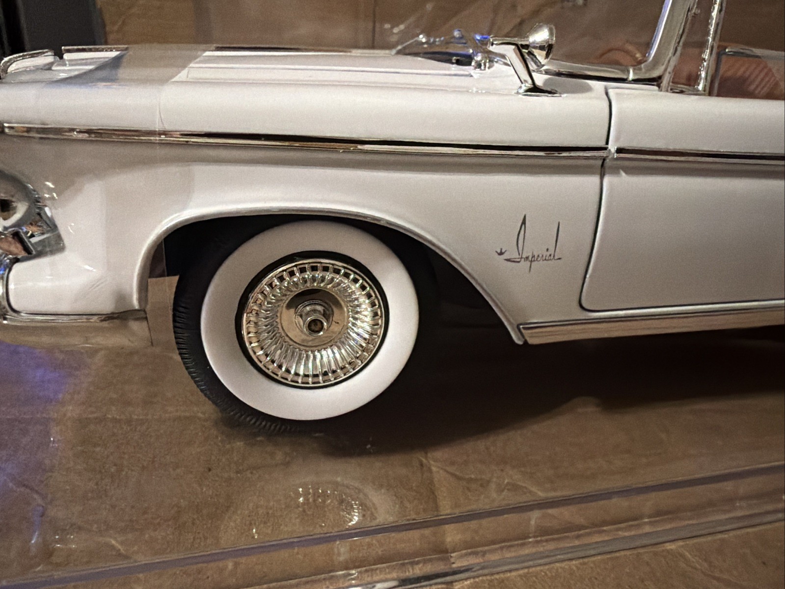 Yat Ming Road Signature 1961 Imperial Crown Convertible White 1:18 Removable Top