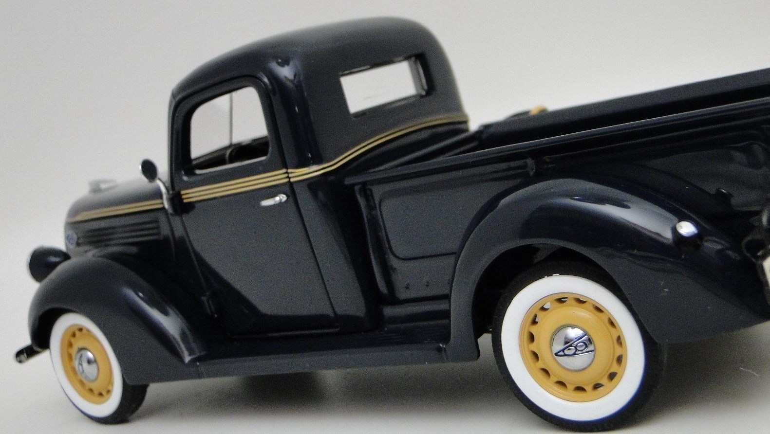 Ford Pickup Truck Wagon Classic Custom Built Metal Model Race Car 18 1 24