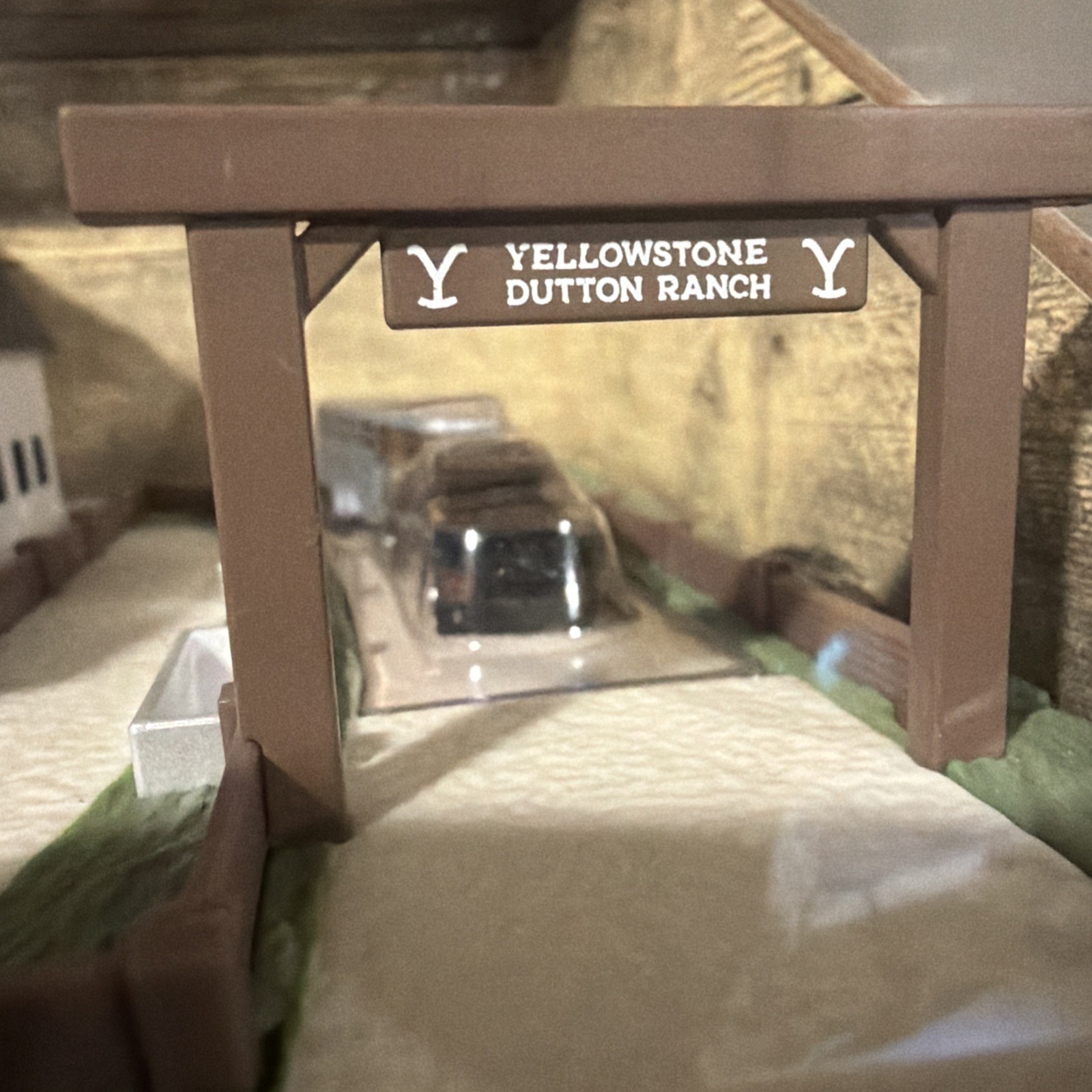 🐴Yellowstone Dutton🌟Ranch Mini Version With Truck Trailer Hollywood Classic