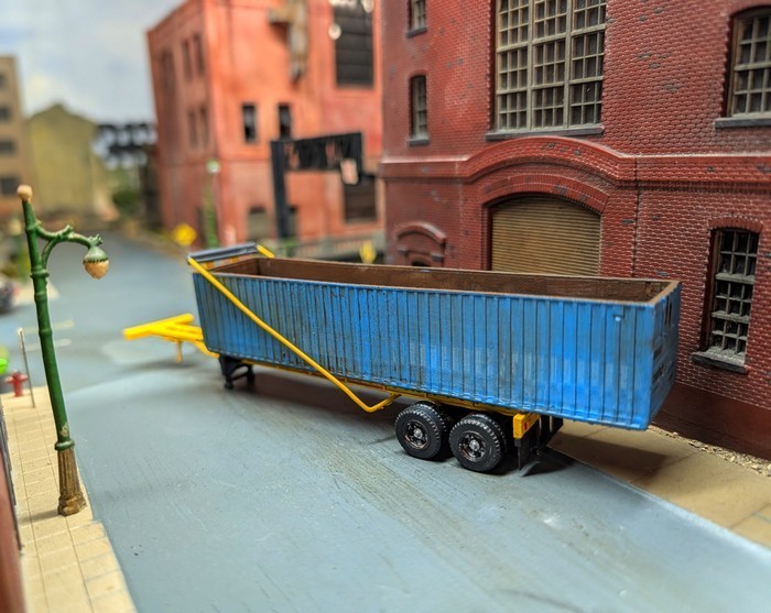 Custom Built 1/87 HO Scale Roll Off Semi Trailer & 40′ Scrap Metal Containers.