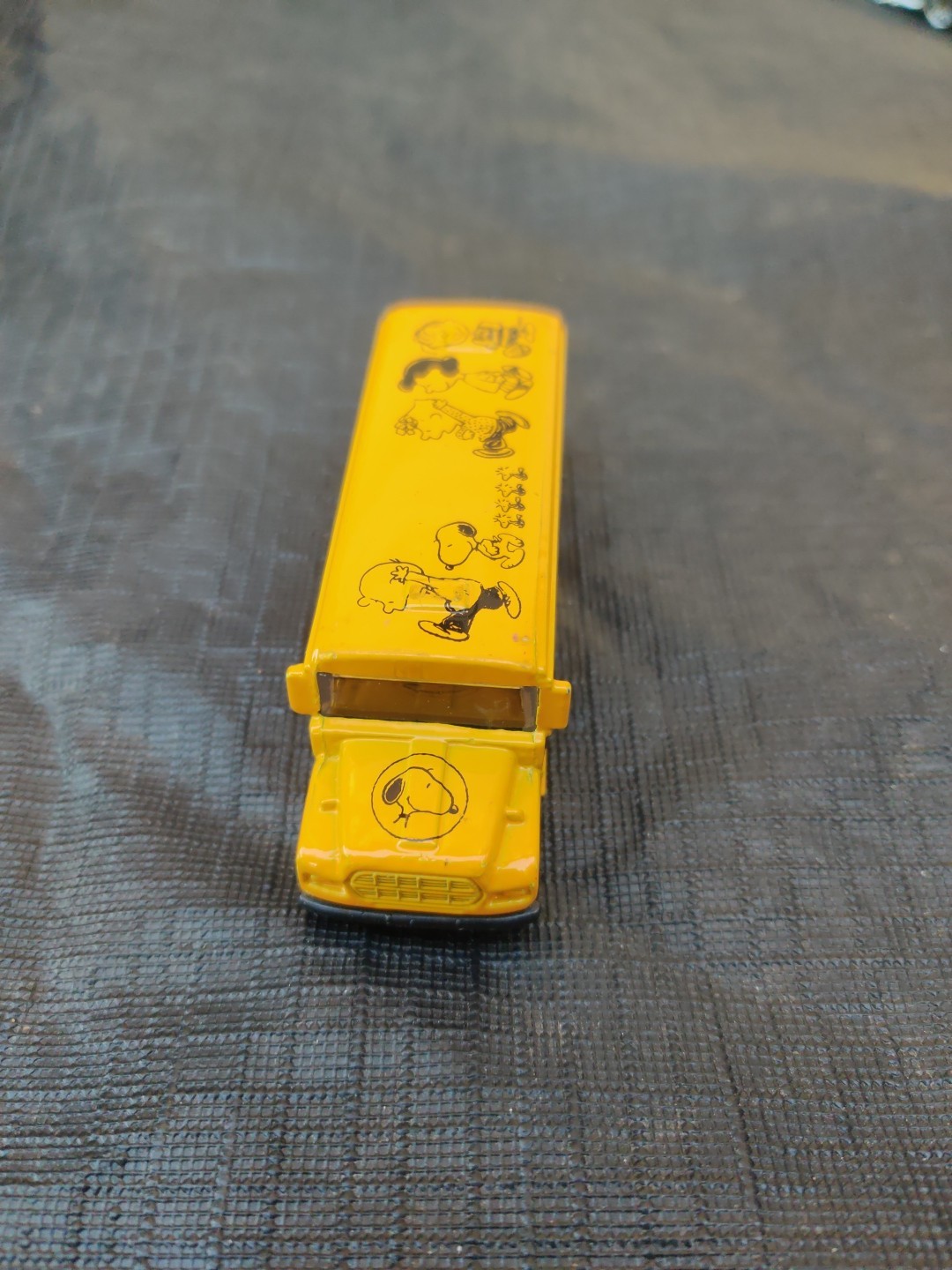 Snoopy & Peanuts Gang Yellow DiecastToy School Bus Collectible Vehicle, pullback