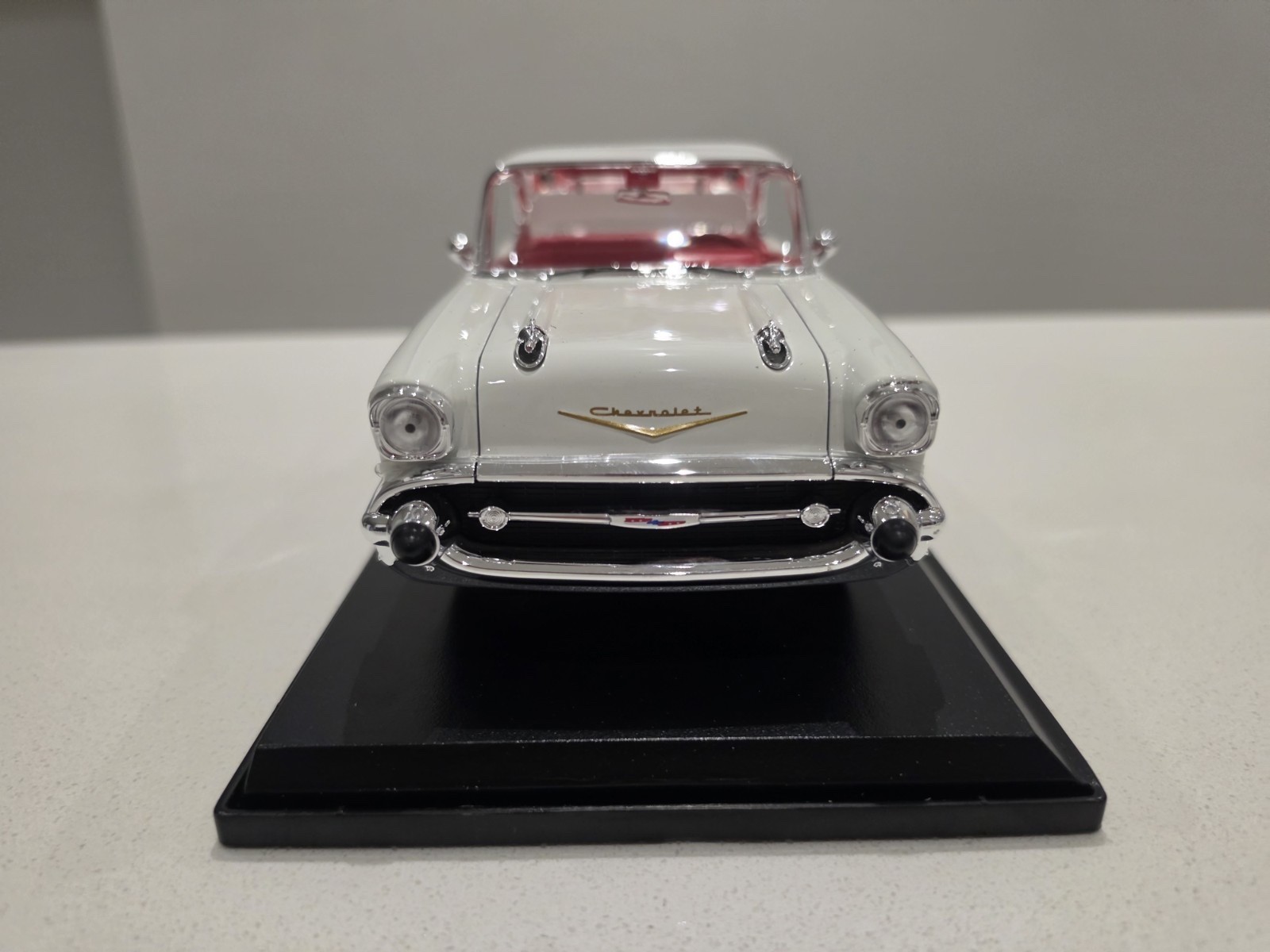 Maisto Special Edition 1:18 Scale Diecast Car 1957 Chevrolet Bel Air Coupe White