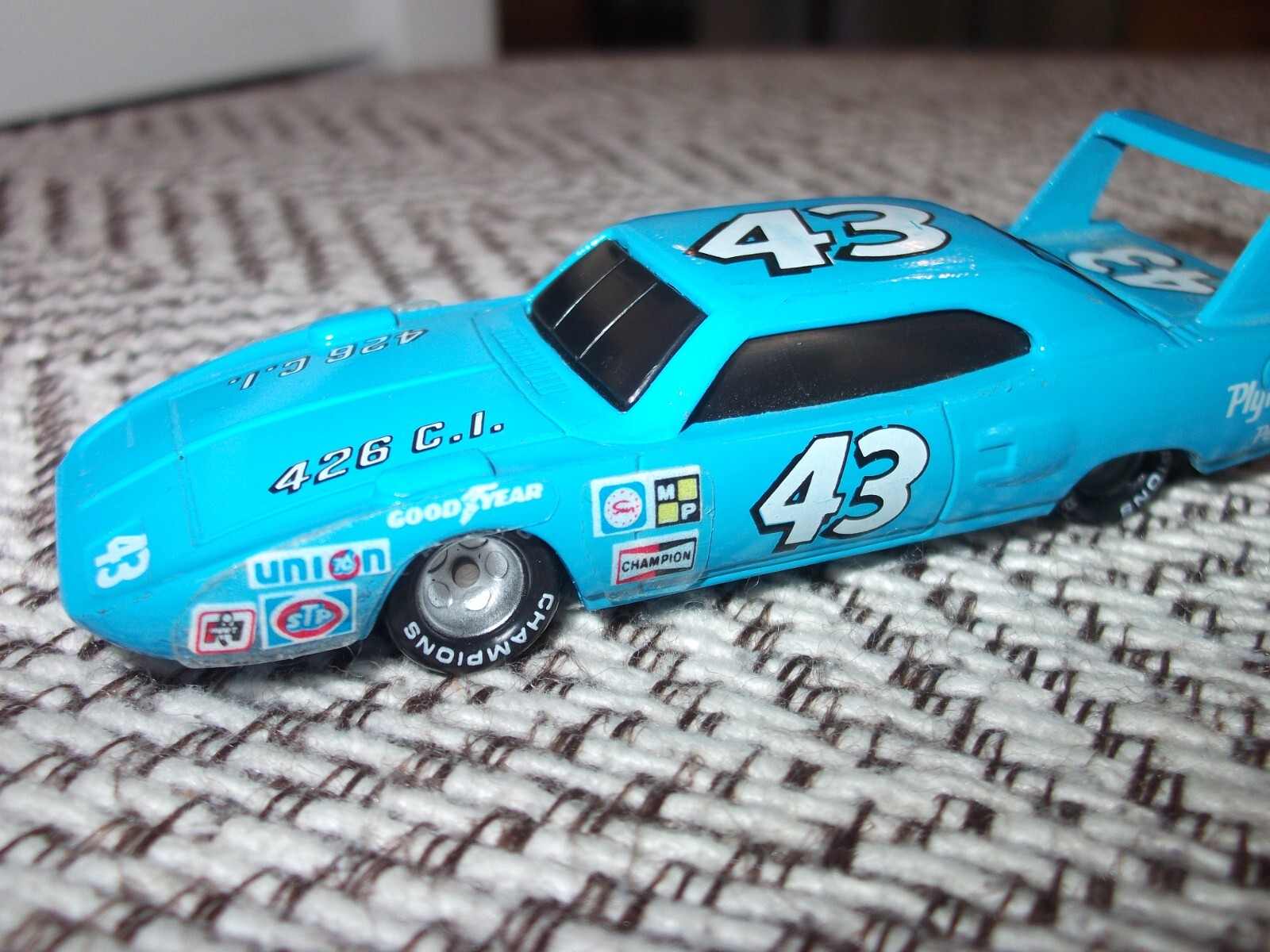 RICHARD PETTY VINTAGE MODEL 1970 PLYMOUTH SUPERBIRD RACING CHAMPIONS 1/64 CAR