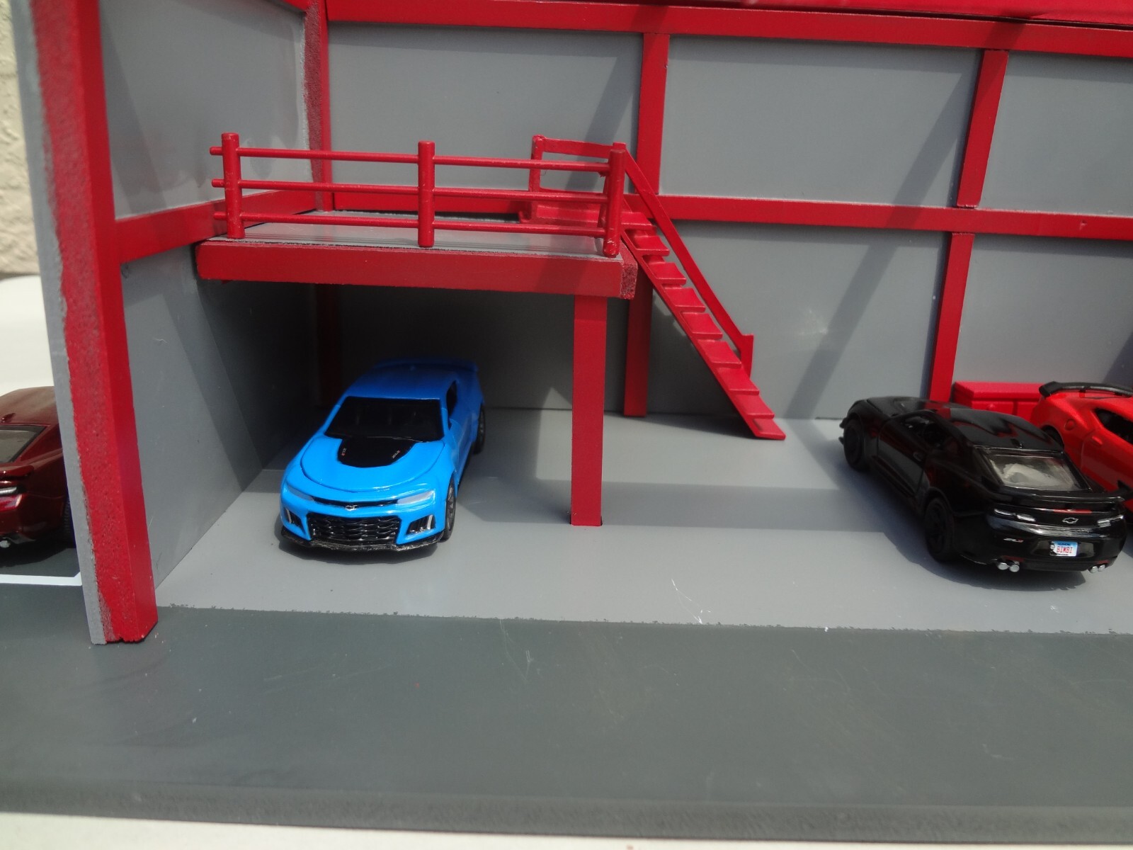 1:64 scale Mechanic Garage Diorama Gray & Red cars are not included