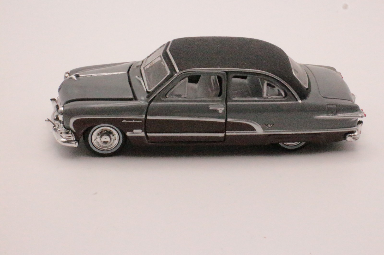M2 Machines 1951 Ford Crestliner Sedan Bronze Green Vinyl Roof 1:64 Loose