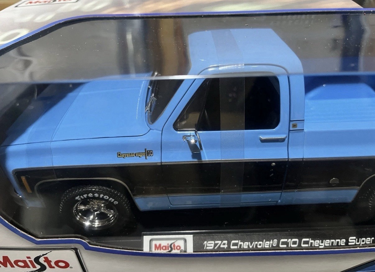 Maisto 1:18 Scale 1974 Chevrolet C10 Cheyenne Blue & Black Diecast Pickup Truck