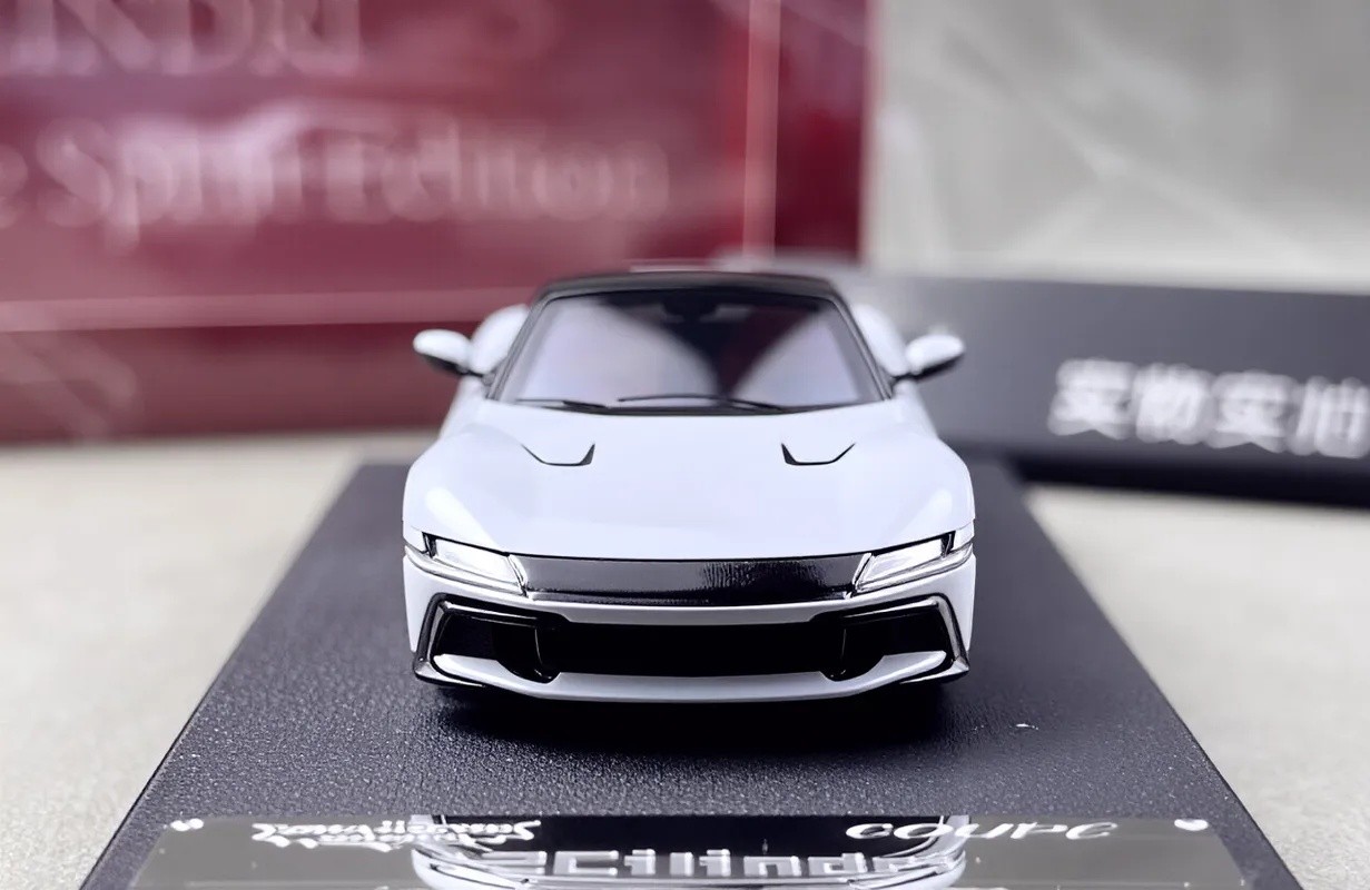PK 1:64 White 12 Cilindri Coupe Sports Model Diecast Metal Car